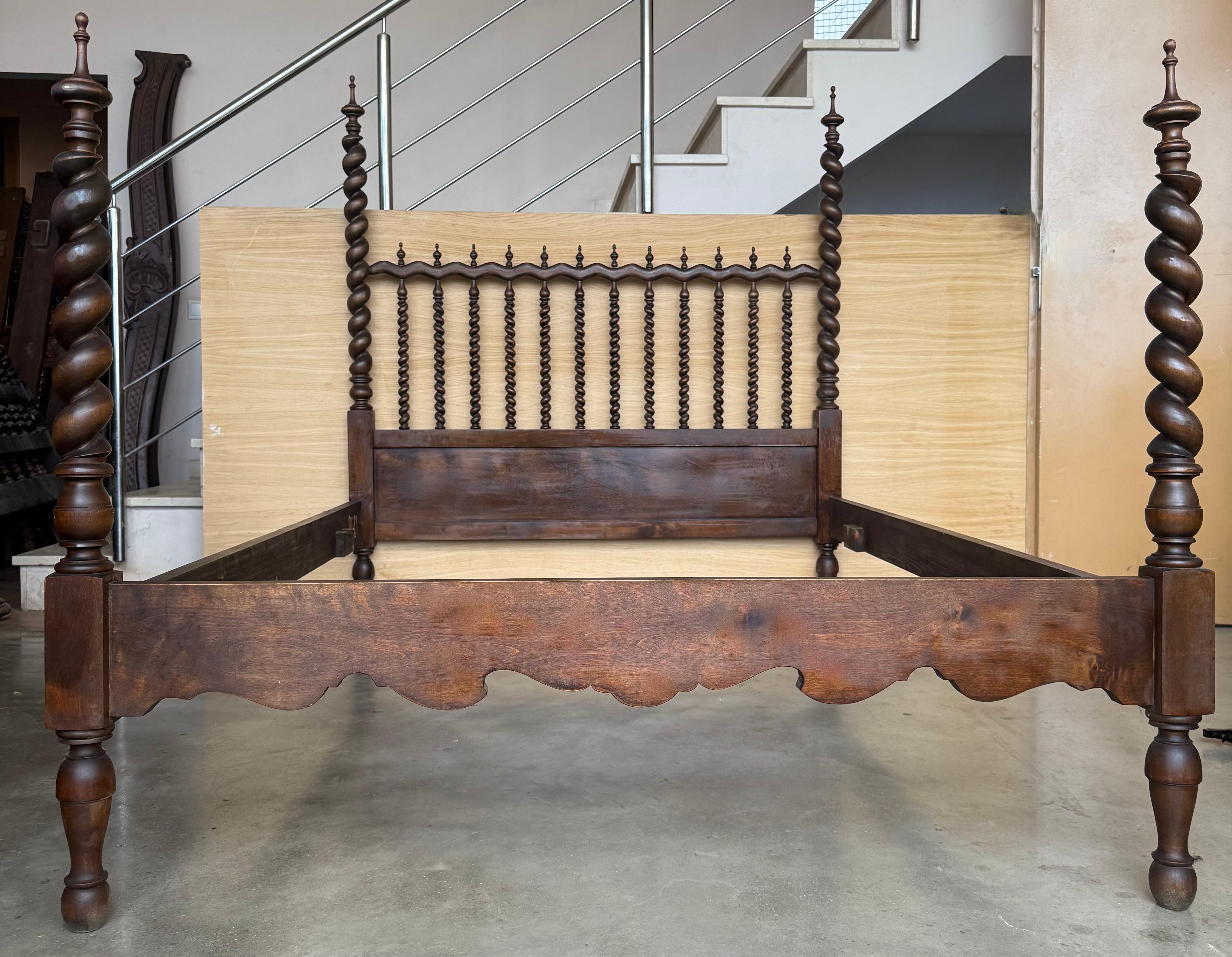 Lit baroque du 19ème siècle, lit original de Lisbonne

Ce lit Queen size à baldaquin est sculpté à la main avec des détails élaborés, des poteaux tournés en spirale, des fuseaux ouverts en spirale 3D, et des détails mauresques représentés par la