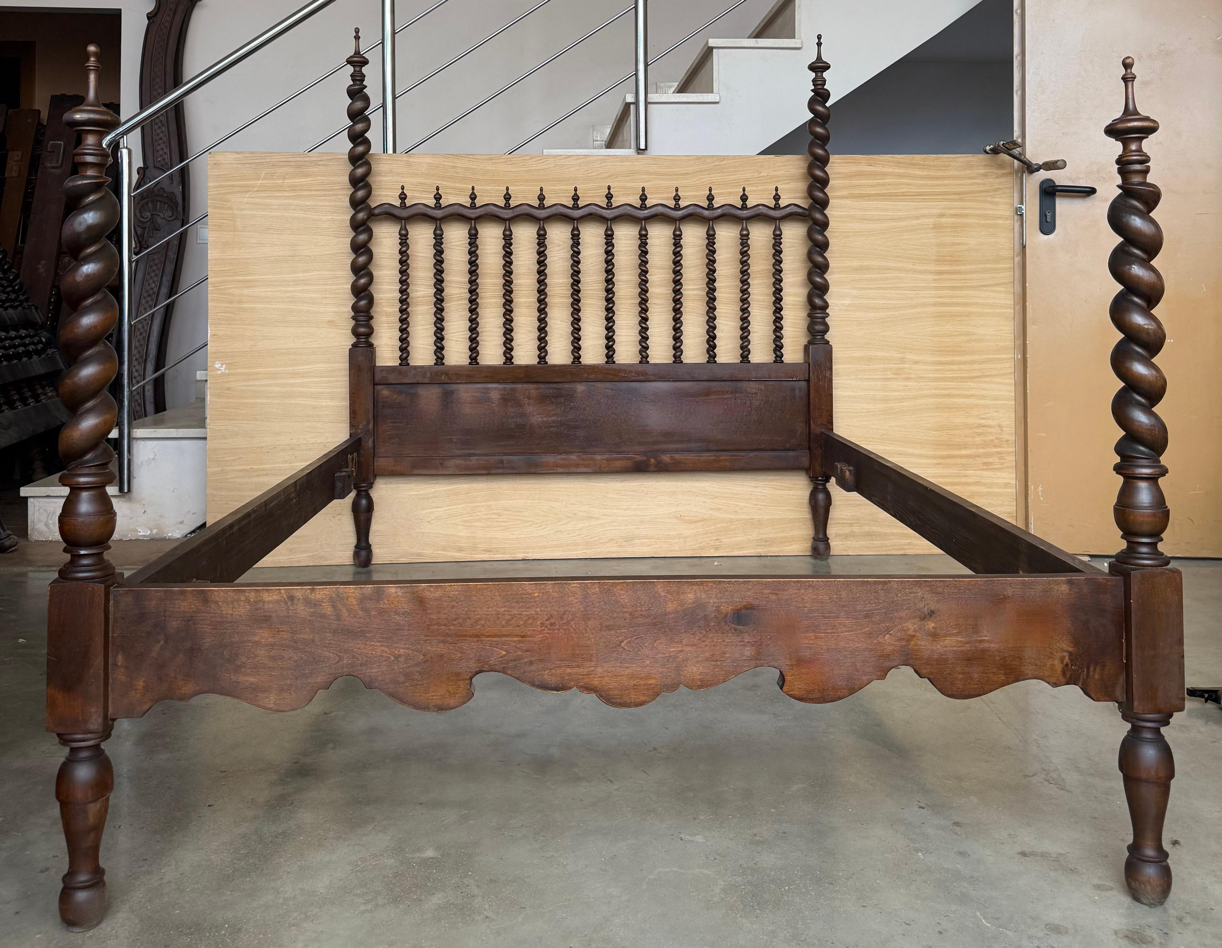 Portugais Lit Queen baroque du 19e siècle, lit à quatre colonnes A Solomon d'origine en vente