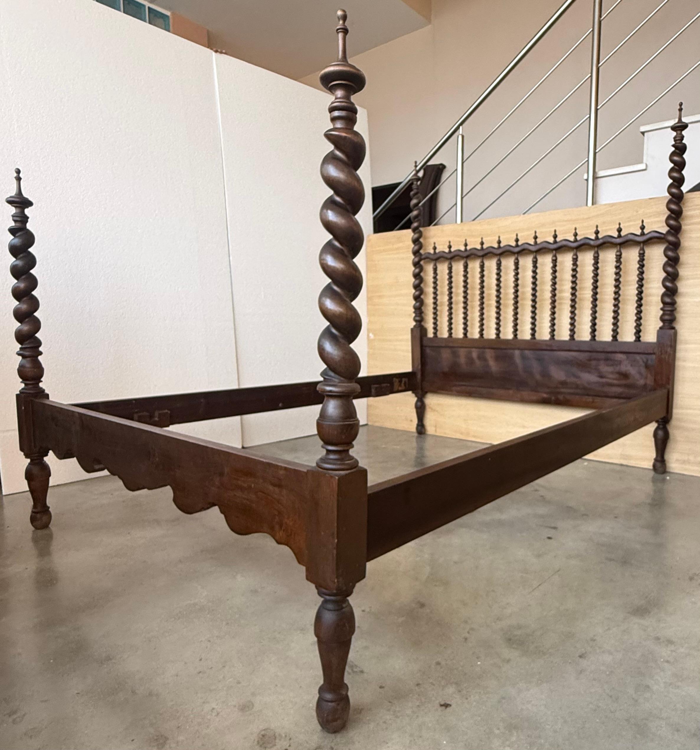 Noyer Lit Queen baroque du 19e siècle, lit à quatre colonnes A Solomon d'origine en vente