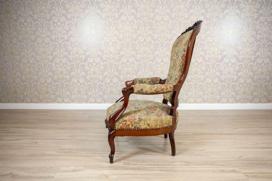 Sillón barroco del siglo XIX con asiento tapizado de flores

Sillón de madera de estilo renacimiento barroco con respaldo suavemente tapizado, reposabrazos y asiento apoyado en muelles. Data de finales del siglo XIX. Las patas curvadas y otros