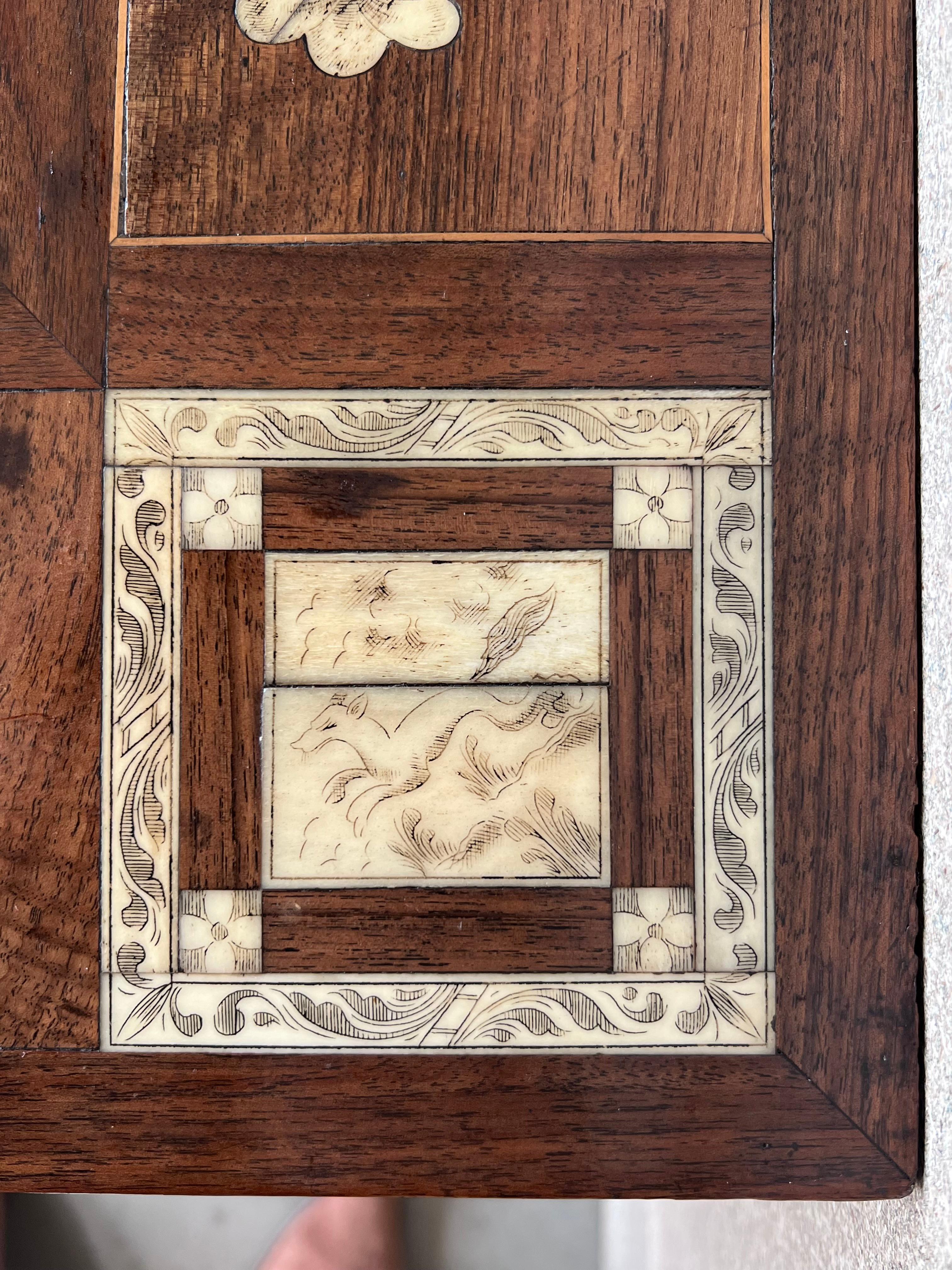 Table d'appoint baroque espagnole du 19me sicle avec plateau en marqueterie et traverse en fer en vente 2