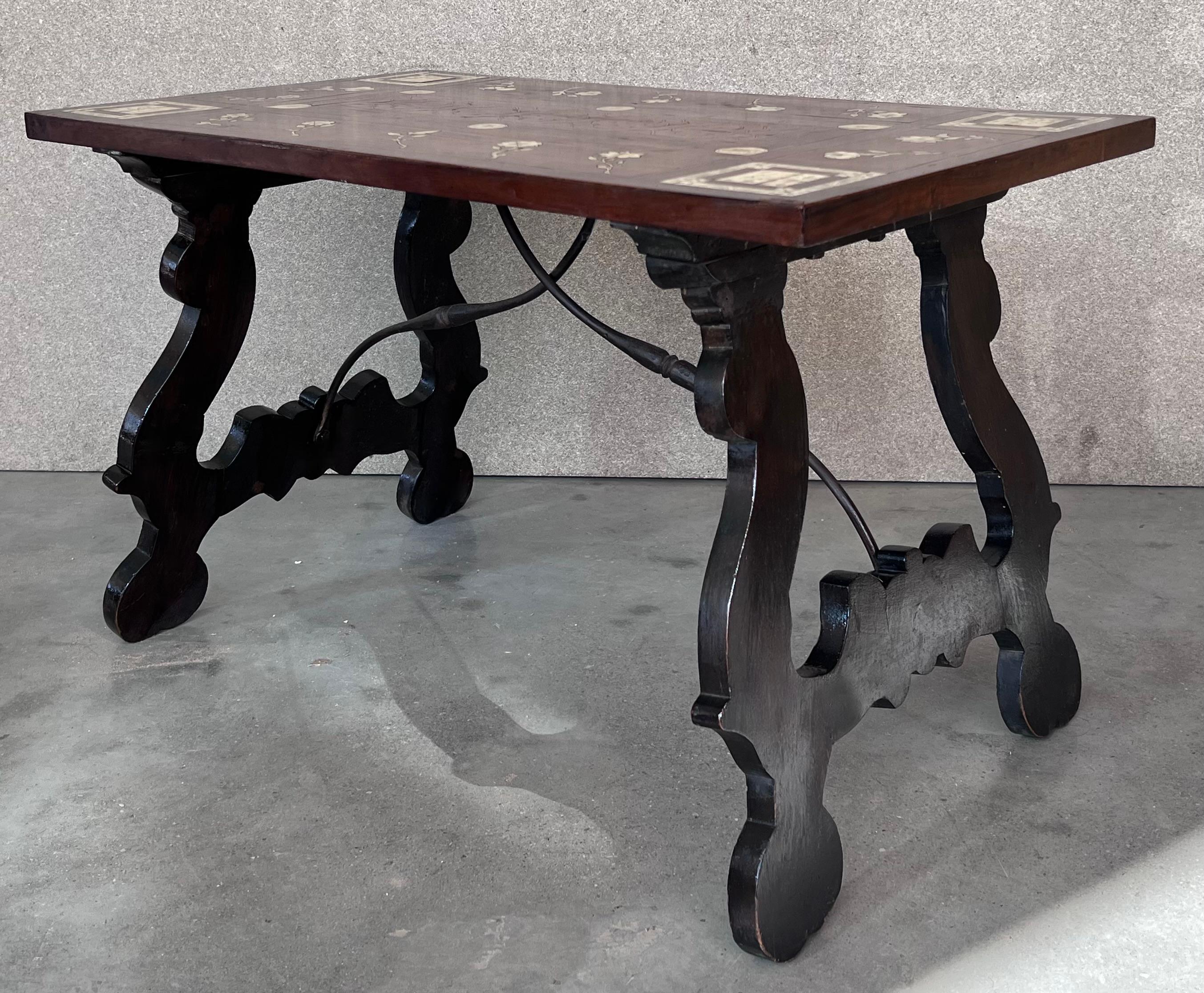 Table d'appoint baroque espagnole du 19me sicle avec plateau en marqueterie et traverse en fer Bon état - En vente à Miami, FL