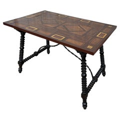 Table d'appoint baroque espagnole du 19me sicle avec plateau en marqueterie et traverse en fer 