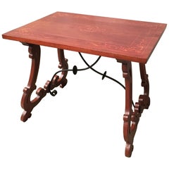 Mesa auxiliar barroca española del siglo XIX con tapa de marquetería y patas de lira