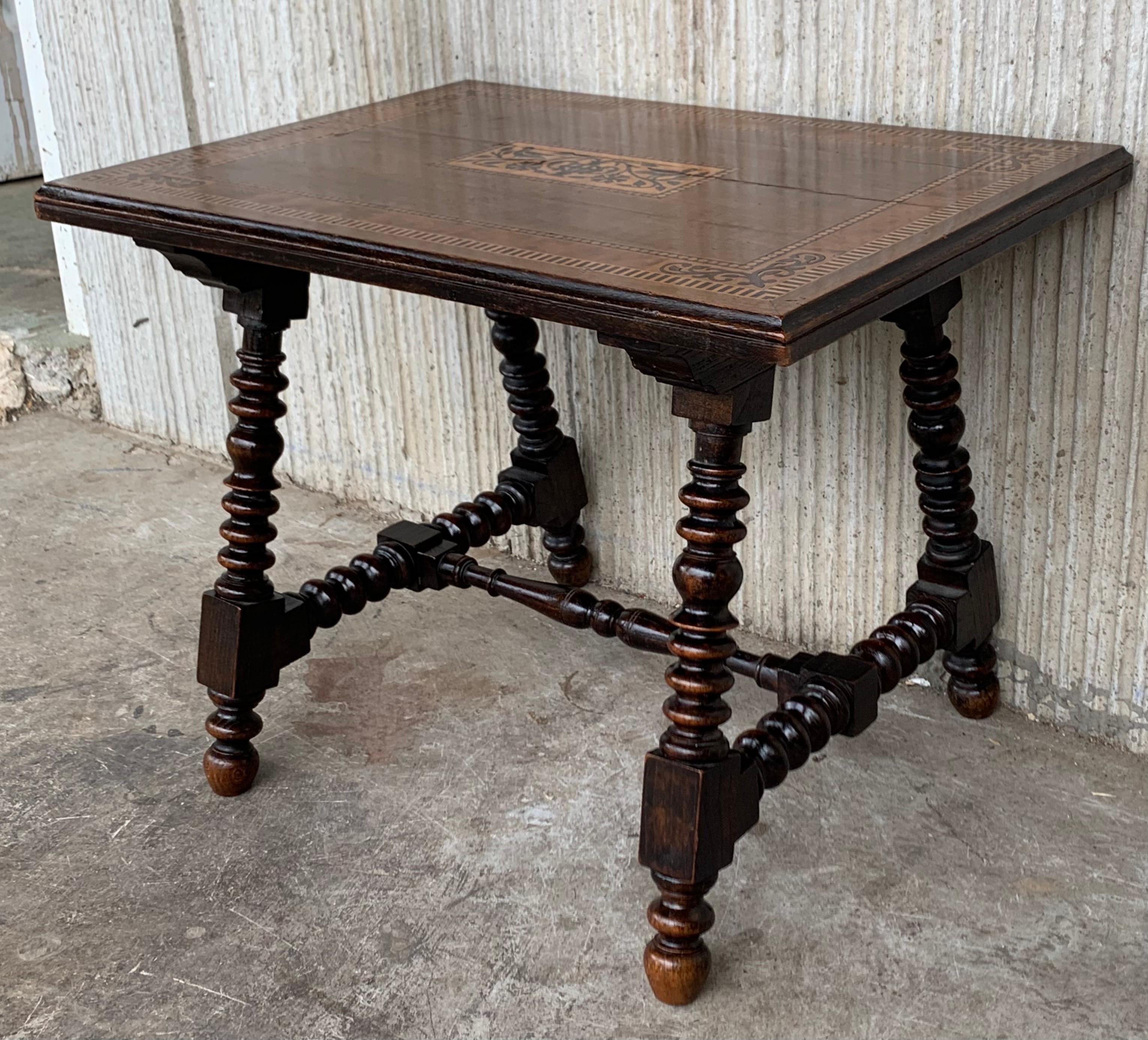 Baroque Table d'appoint espagnole baroque du 19ème siècle avec plateau en marqueterie et pieds tournés en vente