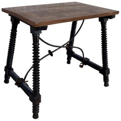 Mesa auxiliar barroca española del siglo XIX con tapa de marquetería y patas torneadas