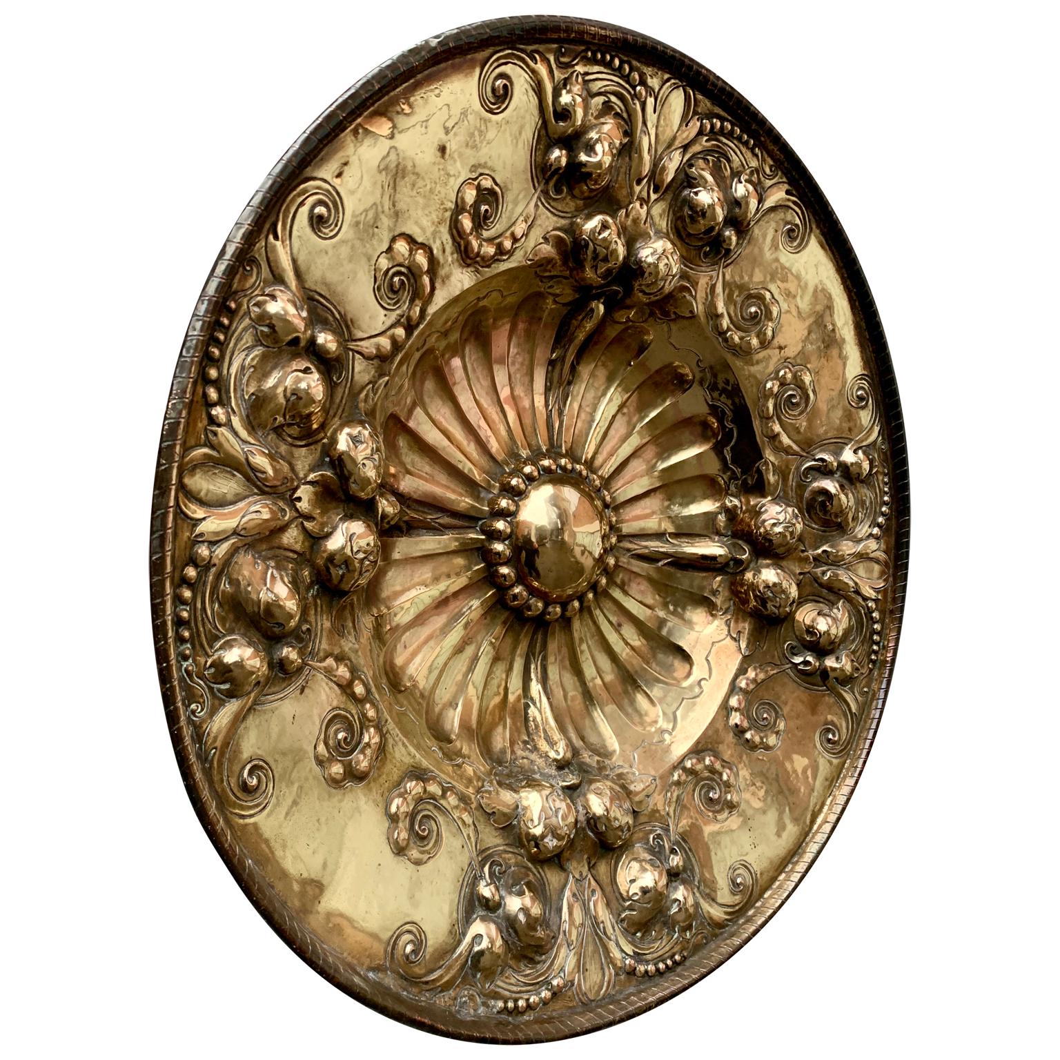 A 19th century baptismal plate in brass with beveled flower decoration to celebrate the birth of the infant.
The dish can be wall-mounted.
