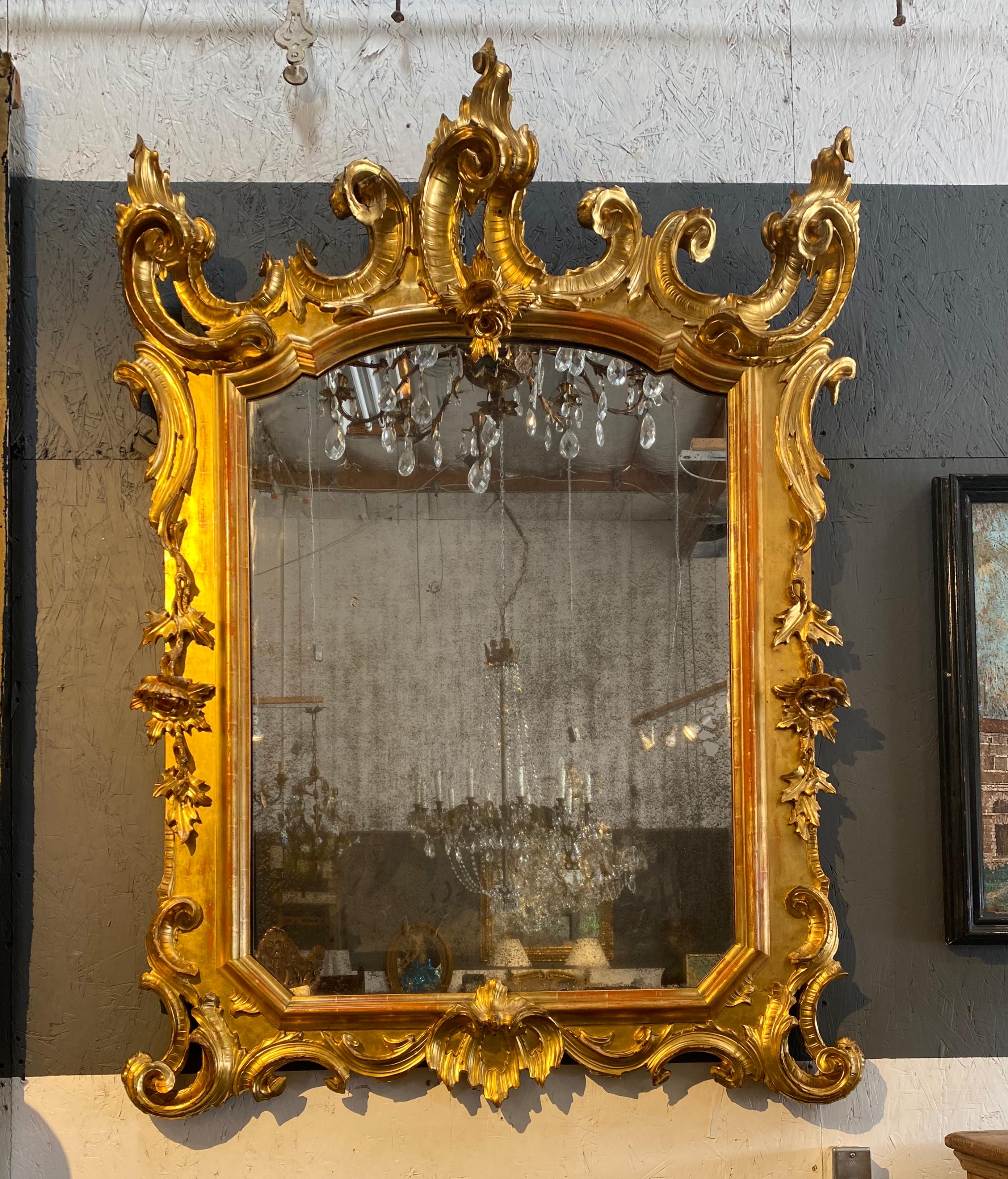 Néo-baroque Miroir de style baroque du 19ème siècle sculpté et doré en or de Lombardo Veneto, vers 1810 en vente