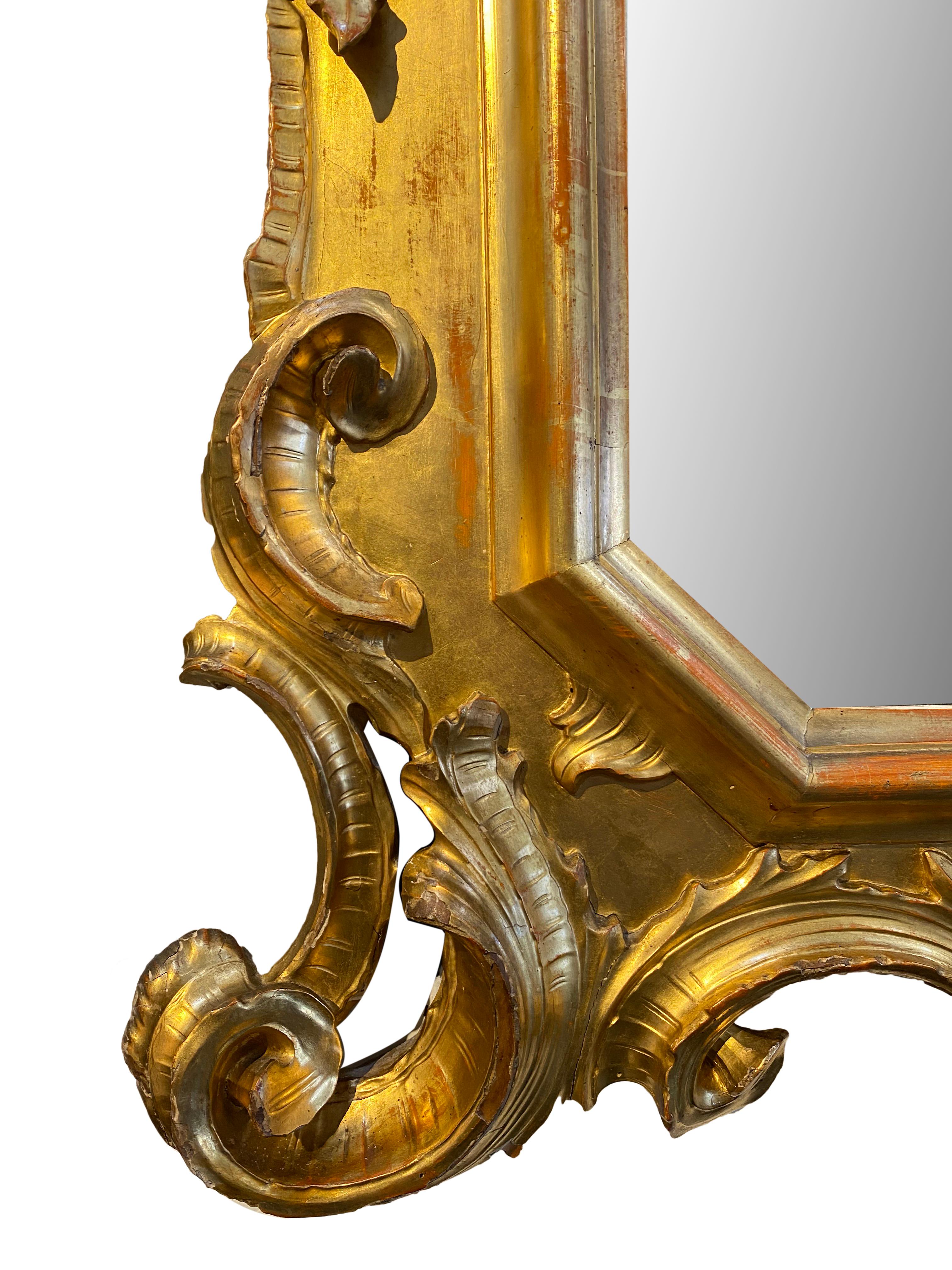 Feuille d'or Miroir de style baroque du 19ème siècle sculpté et doré en or de Lombardo Veneto, vers 1810 en vente
