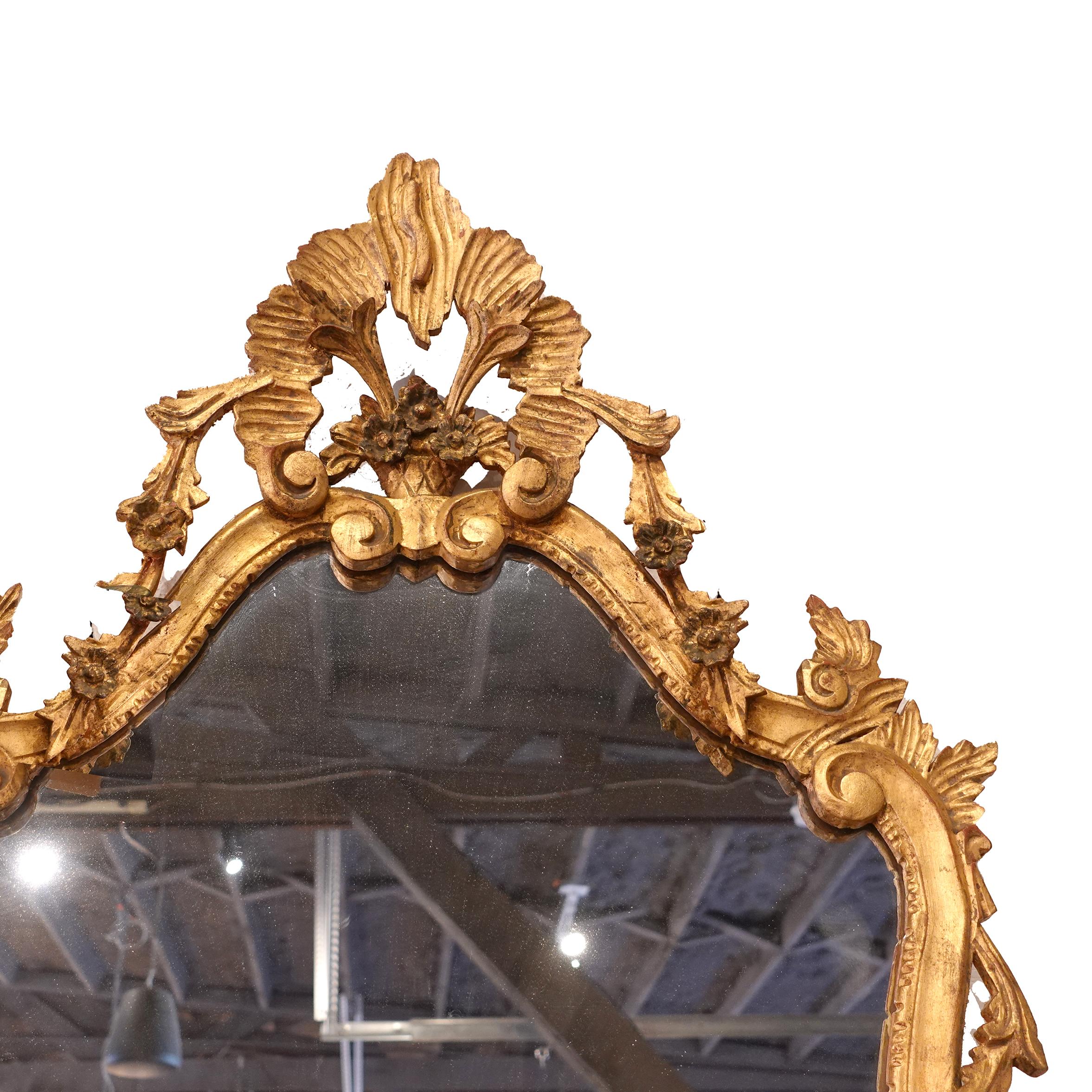 Français Miroir en bois doré de style baroque du 19e siècle en vente