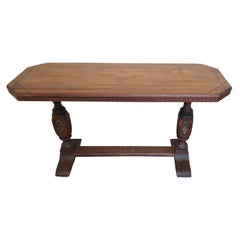 Mesa de biblioteca con base de caballete de nogal estilo barroco del siglo XIX