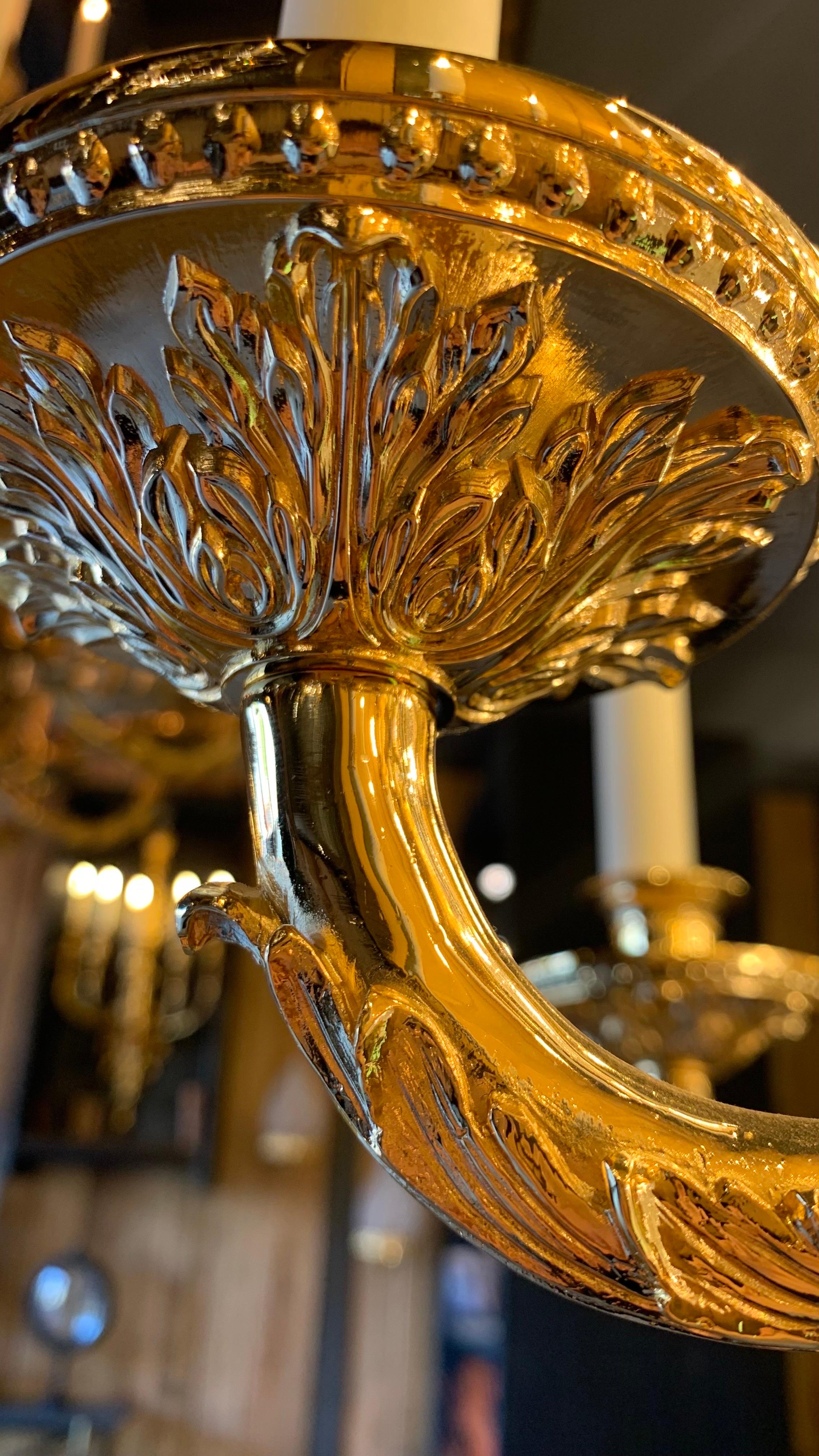 Magnifique lustre en forme de panier de style Napoléon III à 36 lumières en bronze doré 24K, de nombreuses gouttes de cristal lui donnent un effet somptueux.
Nous avons un lustre en stock mais nous pouvons les produire sur mesure et dans d'autres