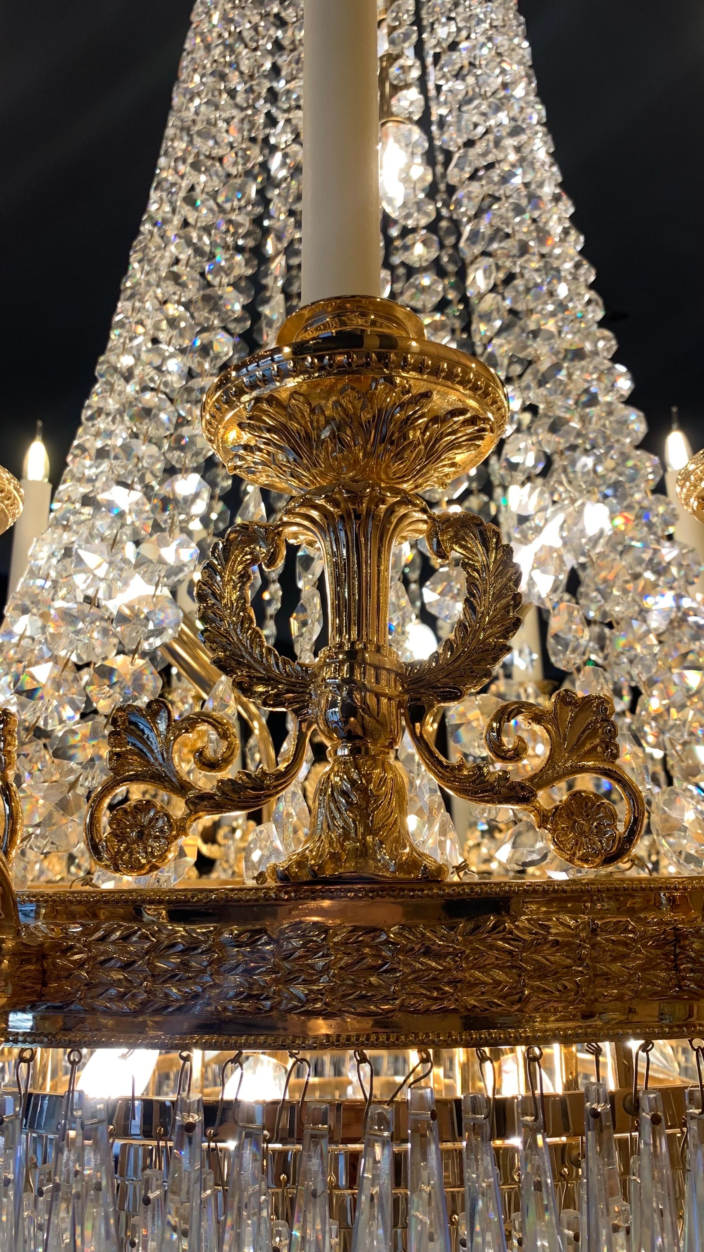 Français Lustre panier du XIXe siècle avec 36 lampes en bronze doré et cristal 24 carats en vente