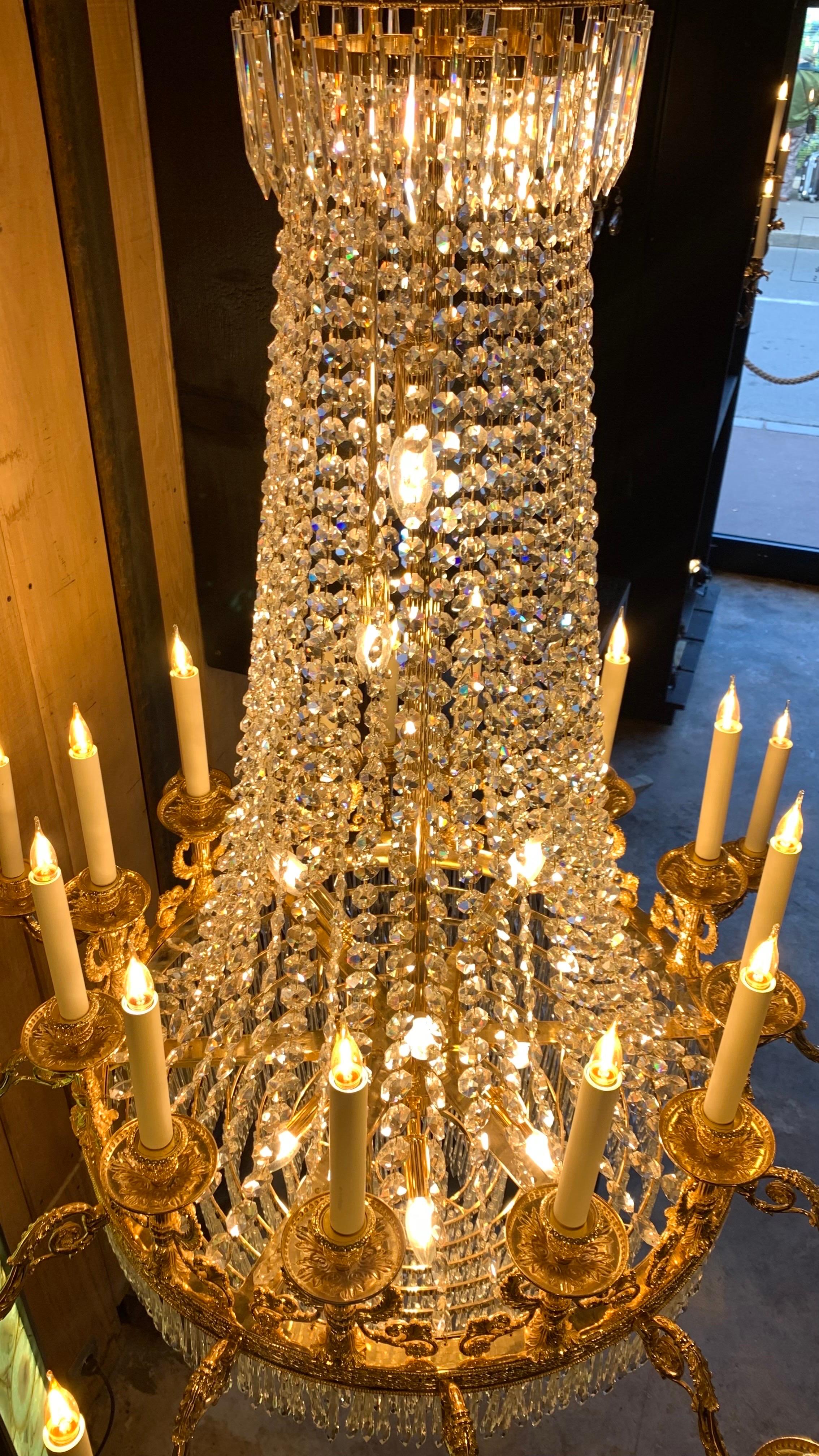 Korb-Kronleuchter aus dem 19. Jahrhundert mit 36 Lichtern aus 24-karätigem Goldbronze und Kristall (Französisch) im Angebot