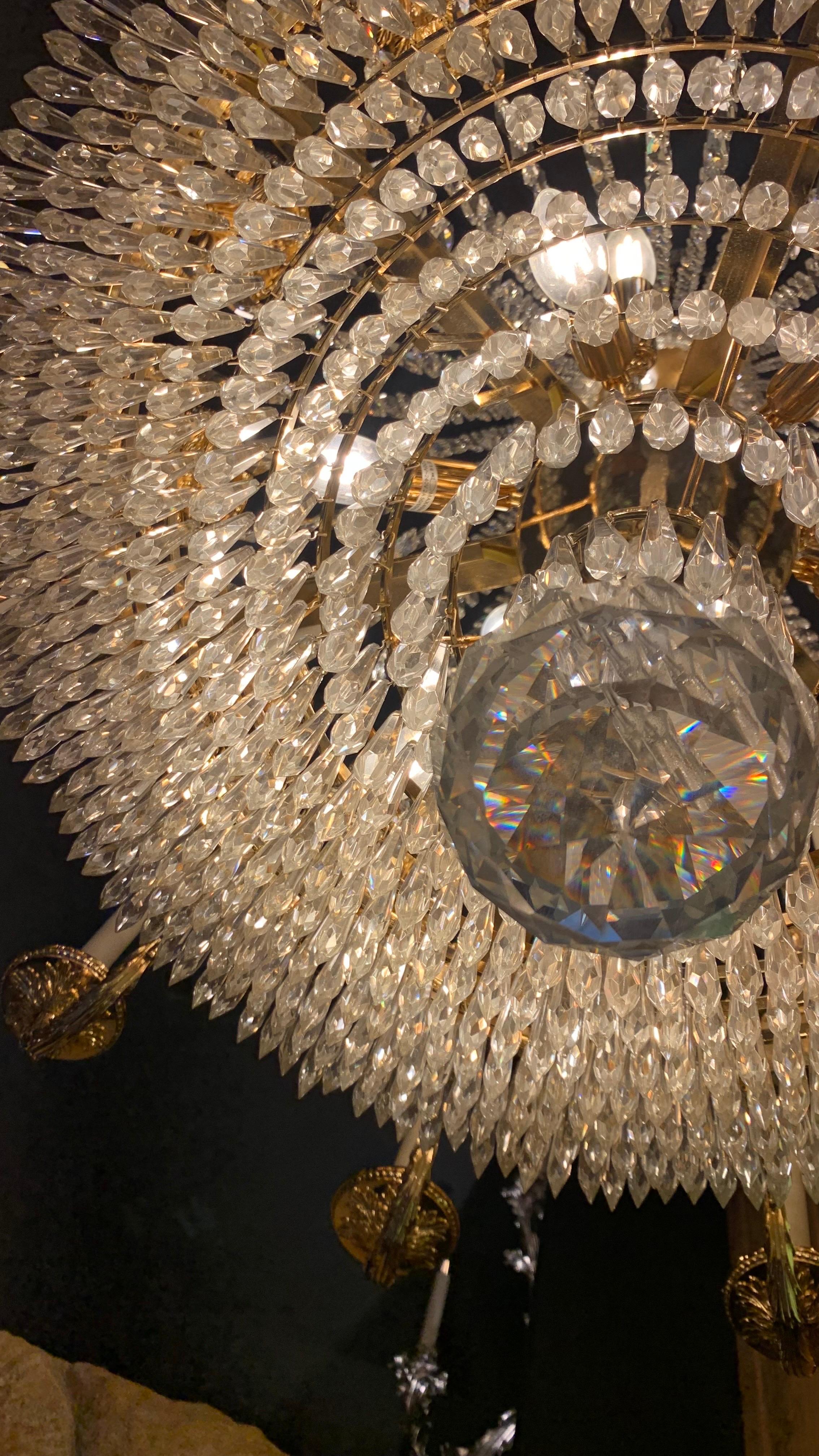 Korb-Kronleuchter aus dem 19. Jahrhundert mit 36 Lichtern aus 24-karätigem Goldbronze und Kristall im Zustand „Hervorragend“ im Angebot in SAINT-OUEN-SUR-SEINE, FR
