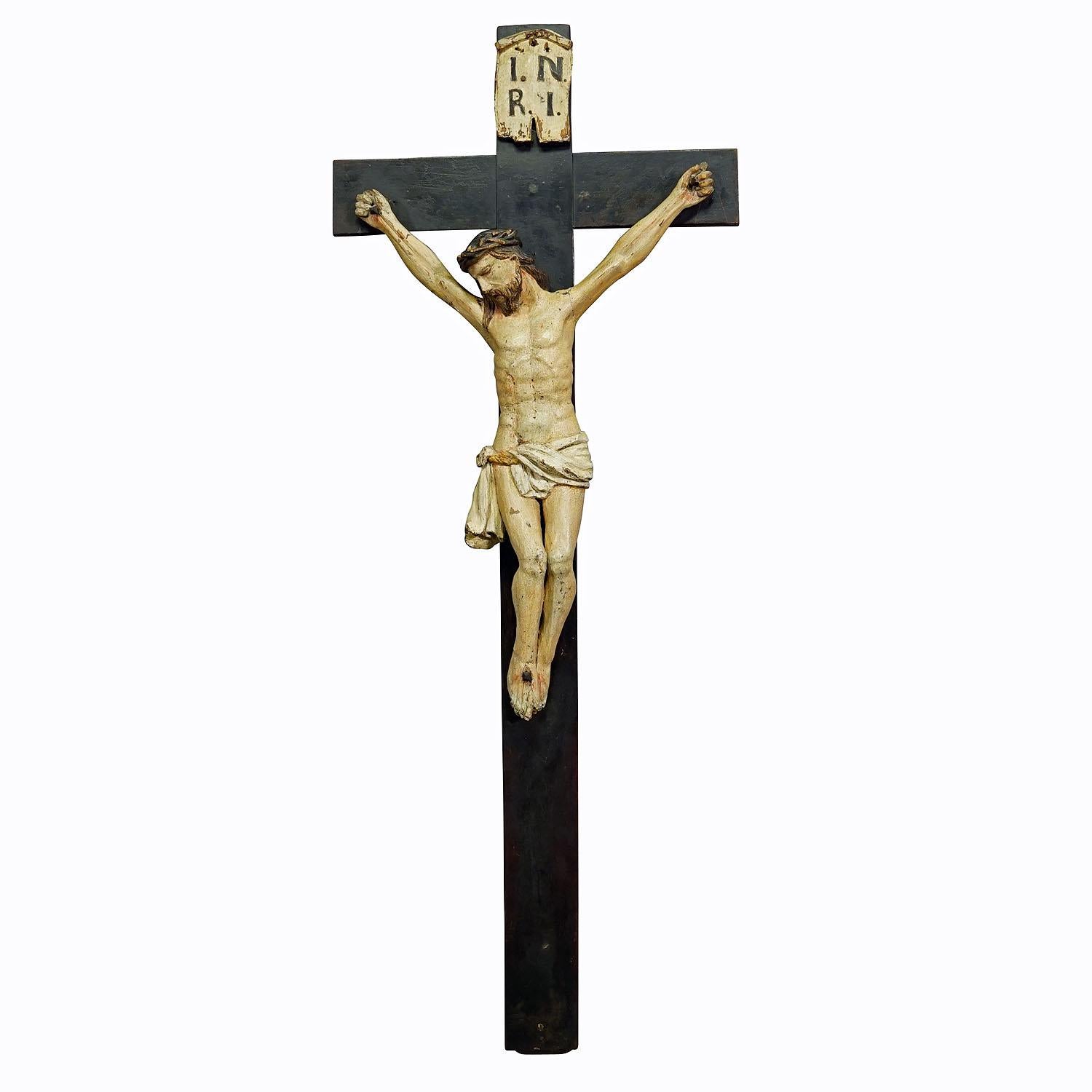 Bayerisches geschnitztes Kruzifix aus dem 19.

Antikes Kruzifix mit einer Skulptur des leidenden Christus am Kreuz, die mit handgeschnitzten Details und einer erstaunlichen Patina aufwartet. Handgeschnitzt in Bayern Ende des 19. Jahrhunderts. Der
