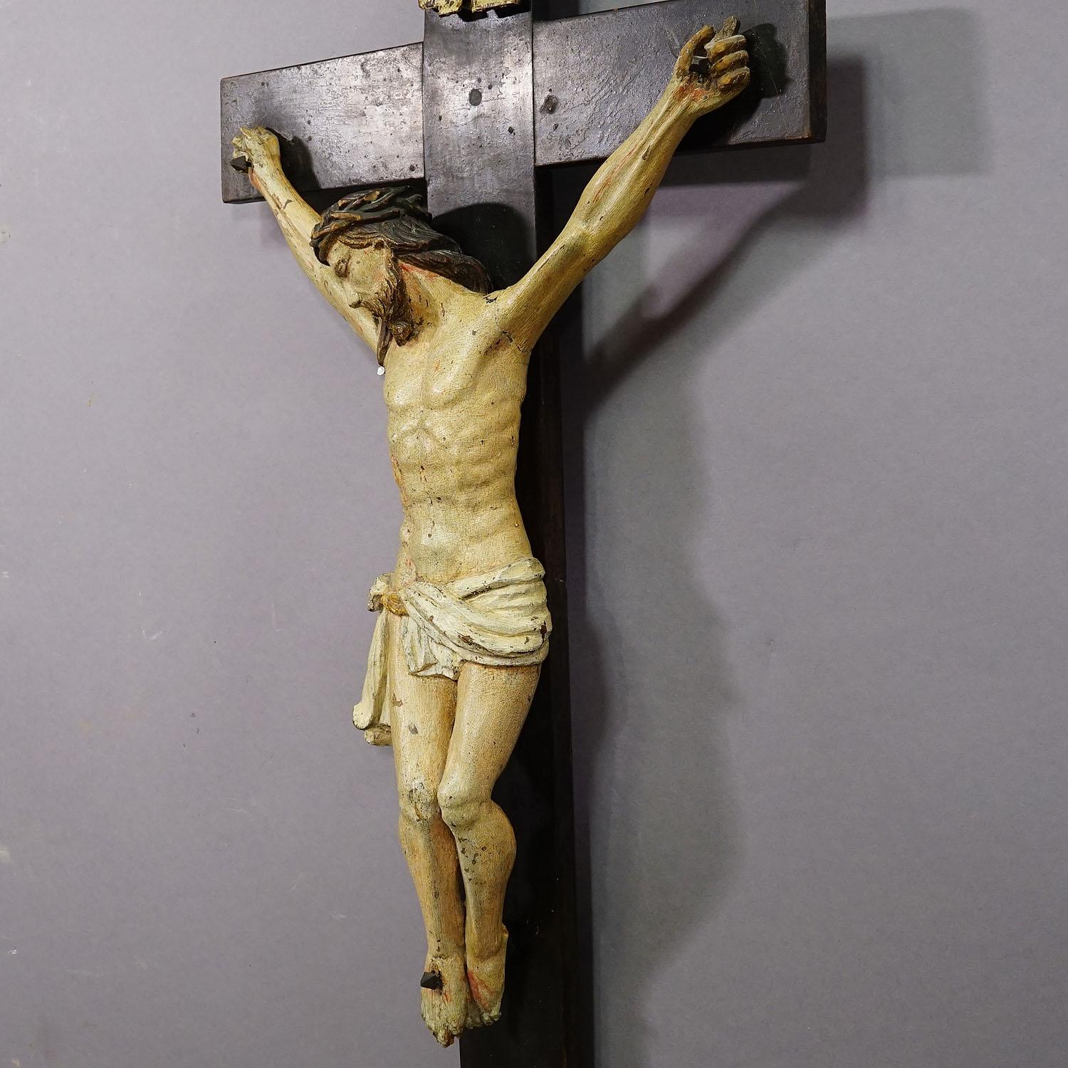 Sculpté à la main Crucifix bavarois du 19ème siècle en bois sculpté en vente