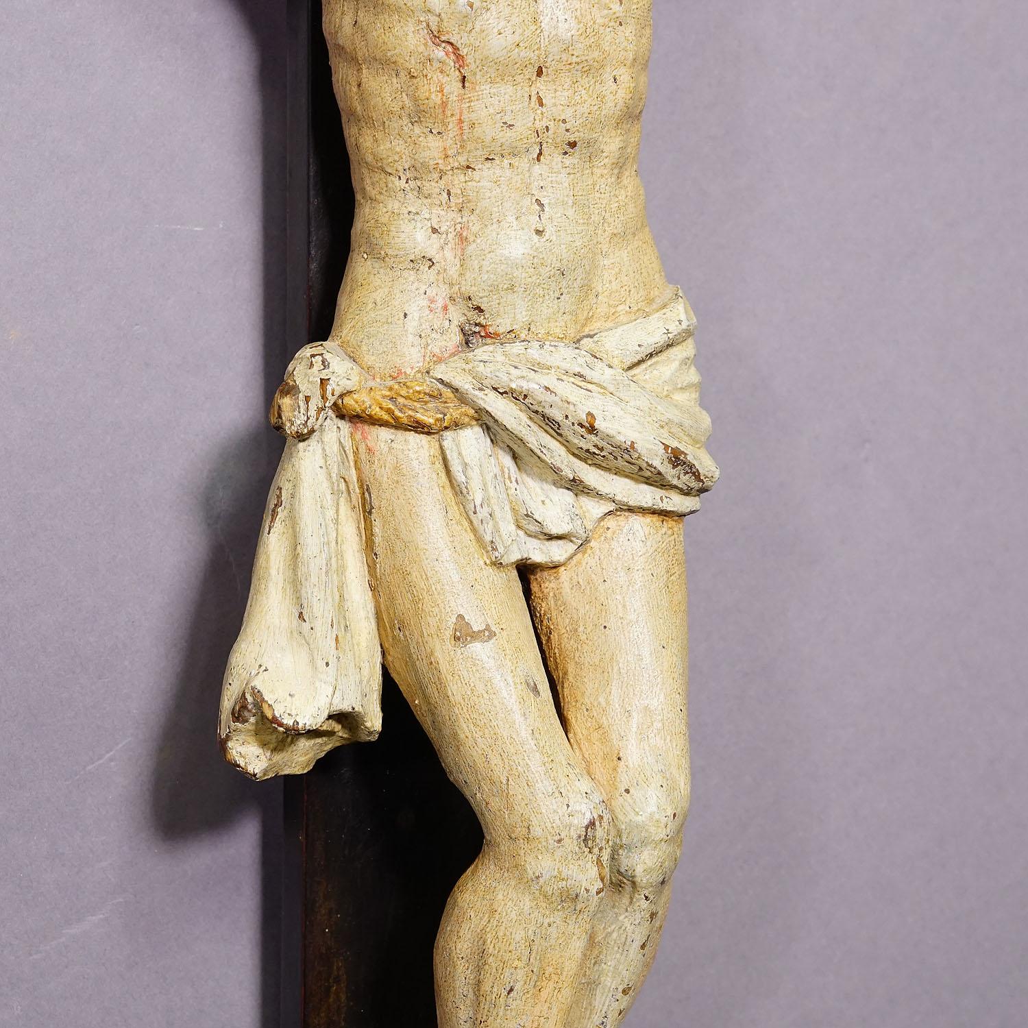 Bois Crucifix bavarois du 19ème siècle en bois sculpté en vente