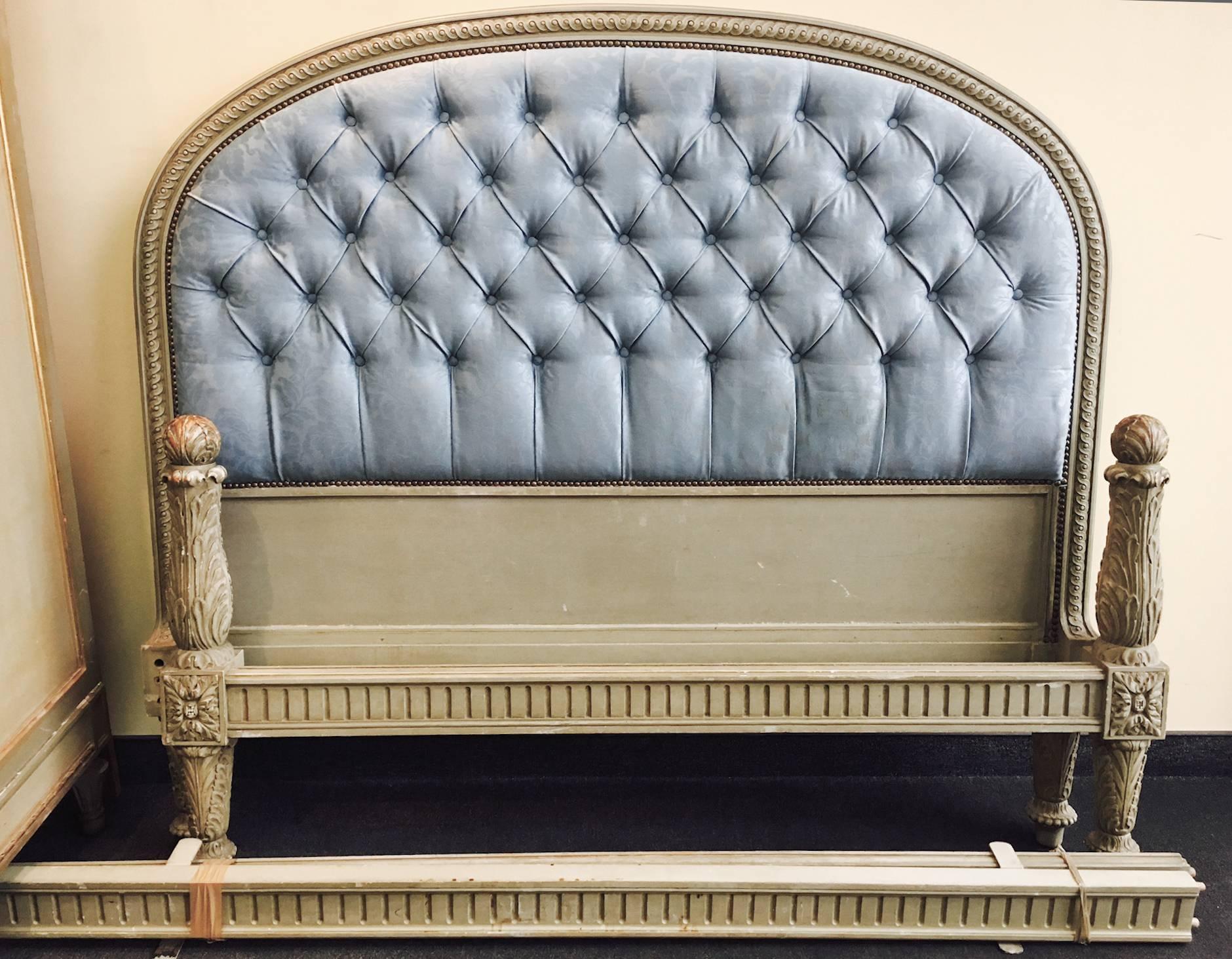 This enchanting bedroom suite is beautifully carved in the elegant Louis XVI style. Comprised of a marvellous bed and a marble top console in green.
The headboard of the bed is upholstered in light blue silk.
France, late 19th-early 20th century.