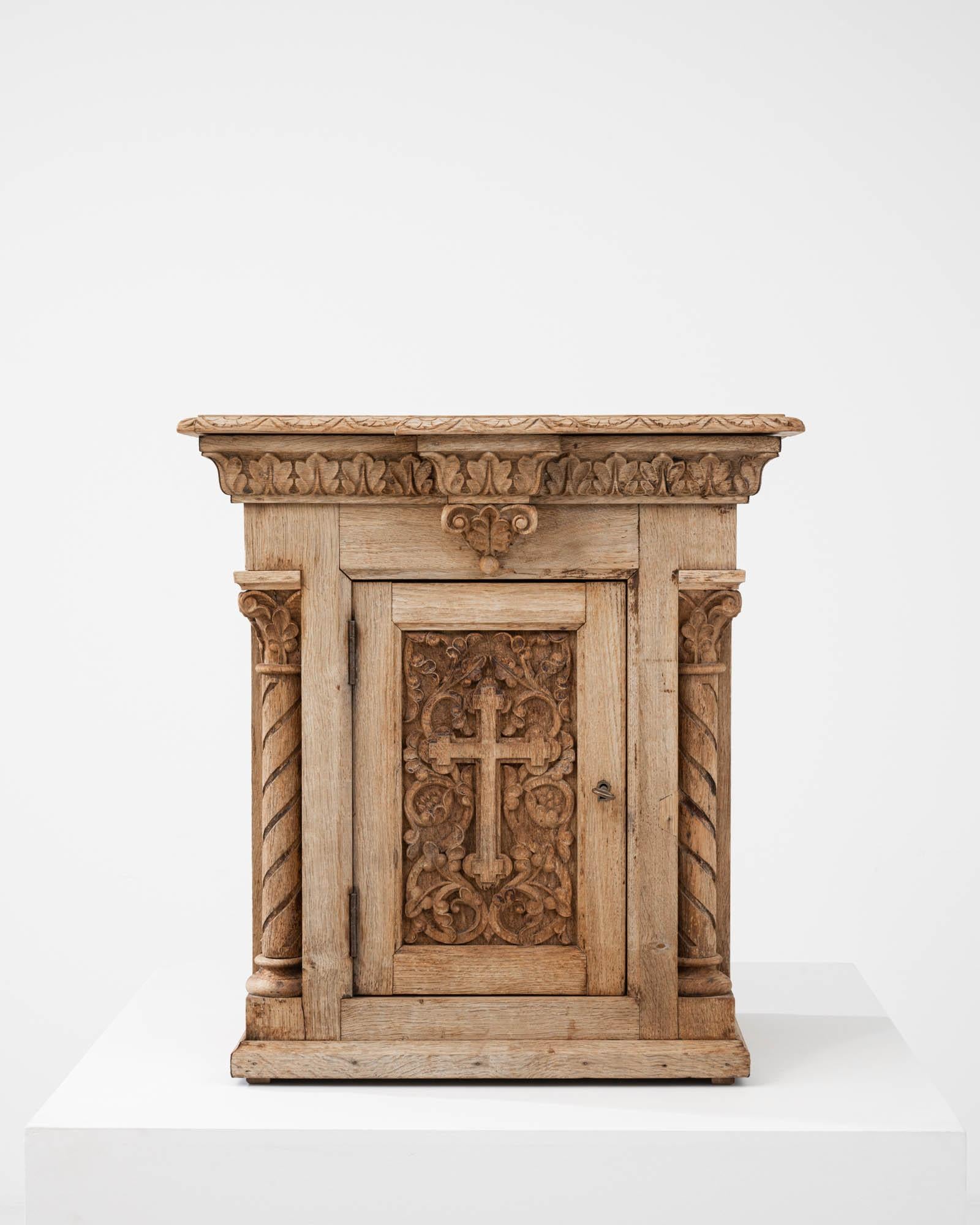 Voici la boîte en chêne blanchi belge du XIXe siècle, un témoignage de la beauté durable de l'artisanat antique. Cette pièce exquise porte en elle le poids de l'histoire, chaque détail méticuleusement sculpté racontant l'histoire d'époques révolues.