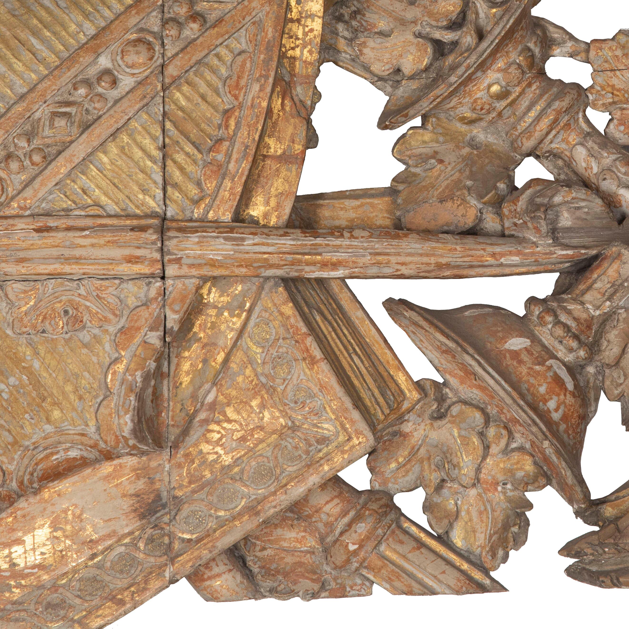 Exceptionnel fragment de bois sculpté du XIXe siècle.
Les détails de feuillage sont représentés par des raisins et une couronne. Avec de bonnes dorures usées par le temps. 
Circa 1880. 