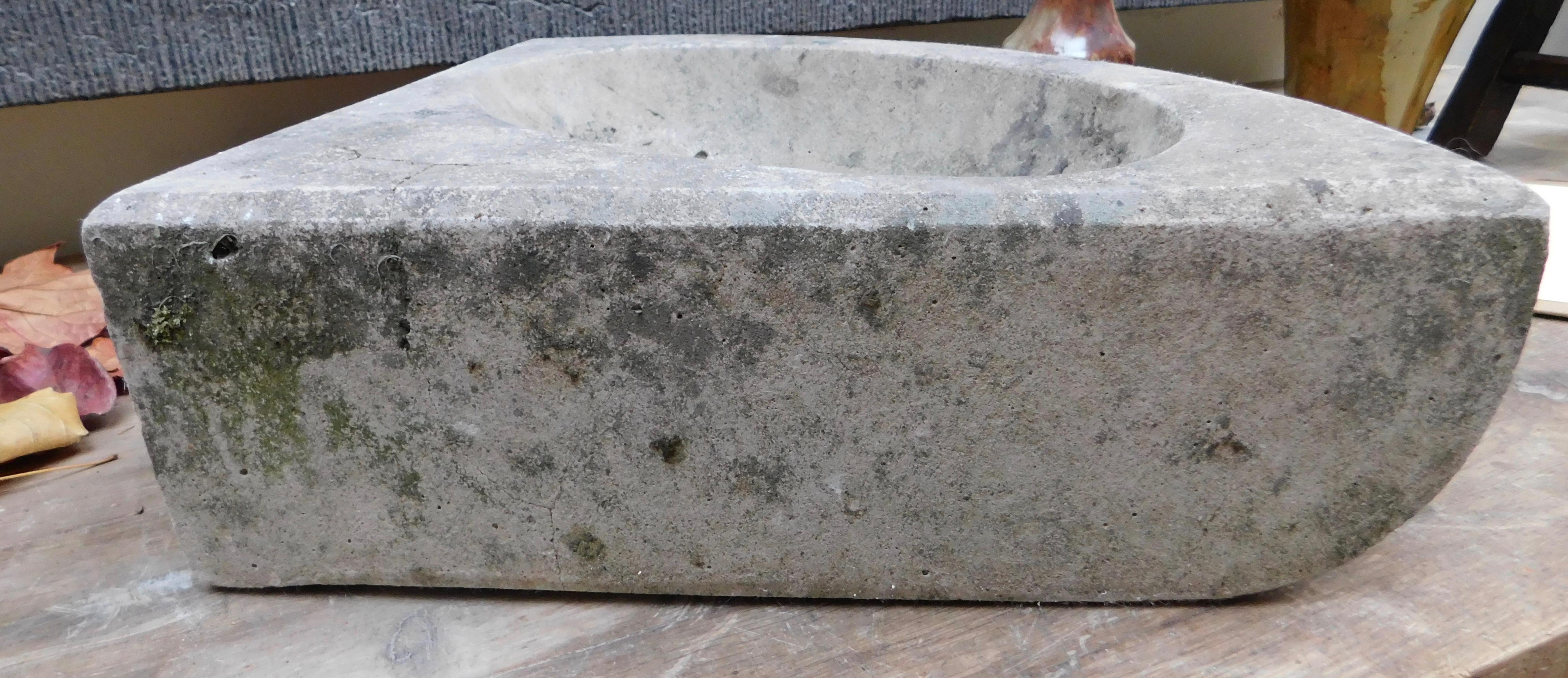 19th Century Belgian Cast Stone Corner Sink In Good Condition In Antwerp, BE