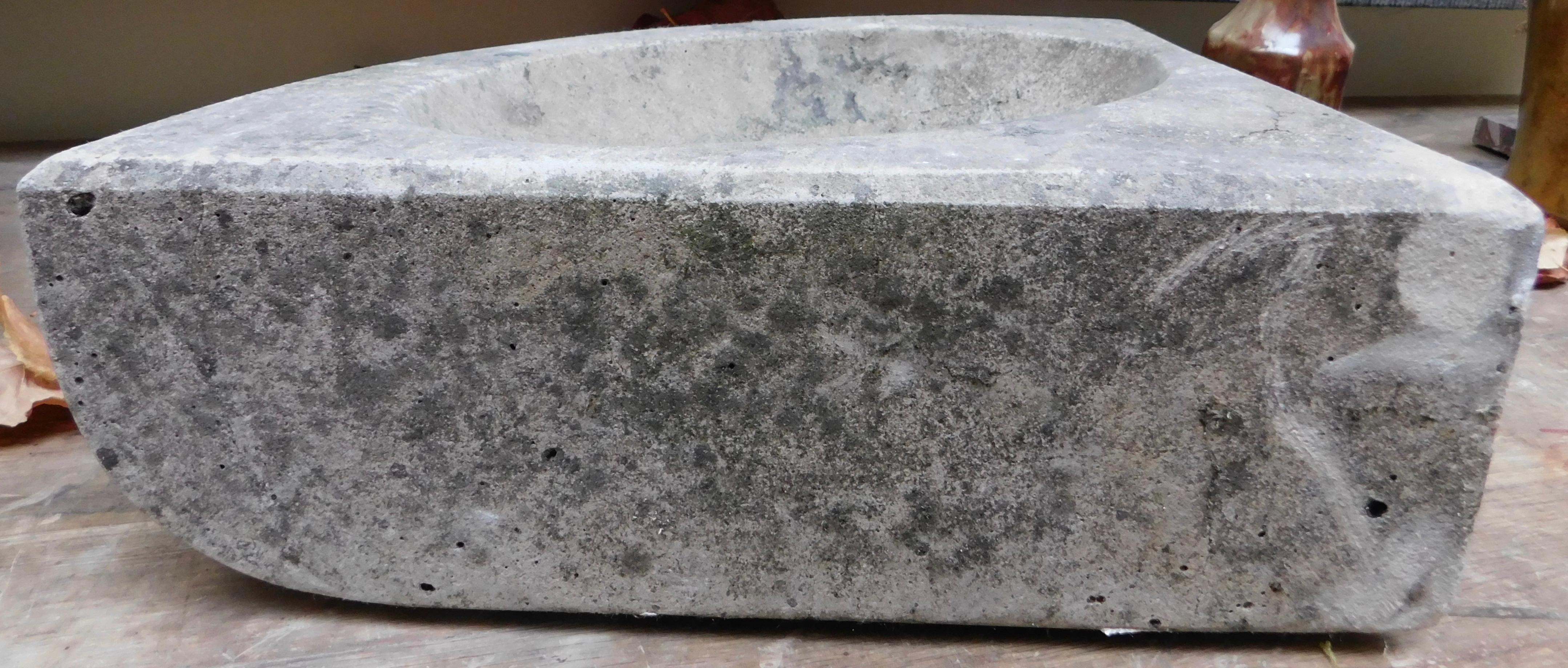 19th Century Belgian Cast Stone Corner Sink im Zustand „Gut“ in Antwerp, BE