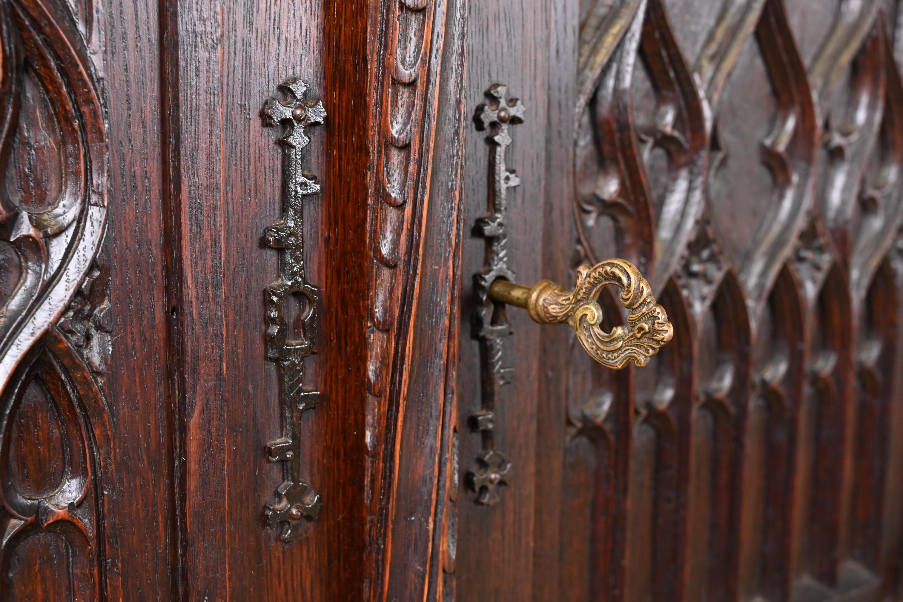 19th Century Belgian Gothic Revival Carved Dark Oak Bar Cabinet For Sale 5