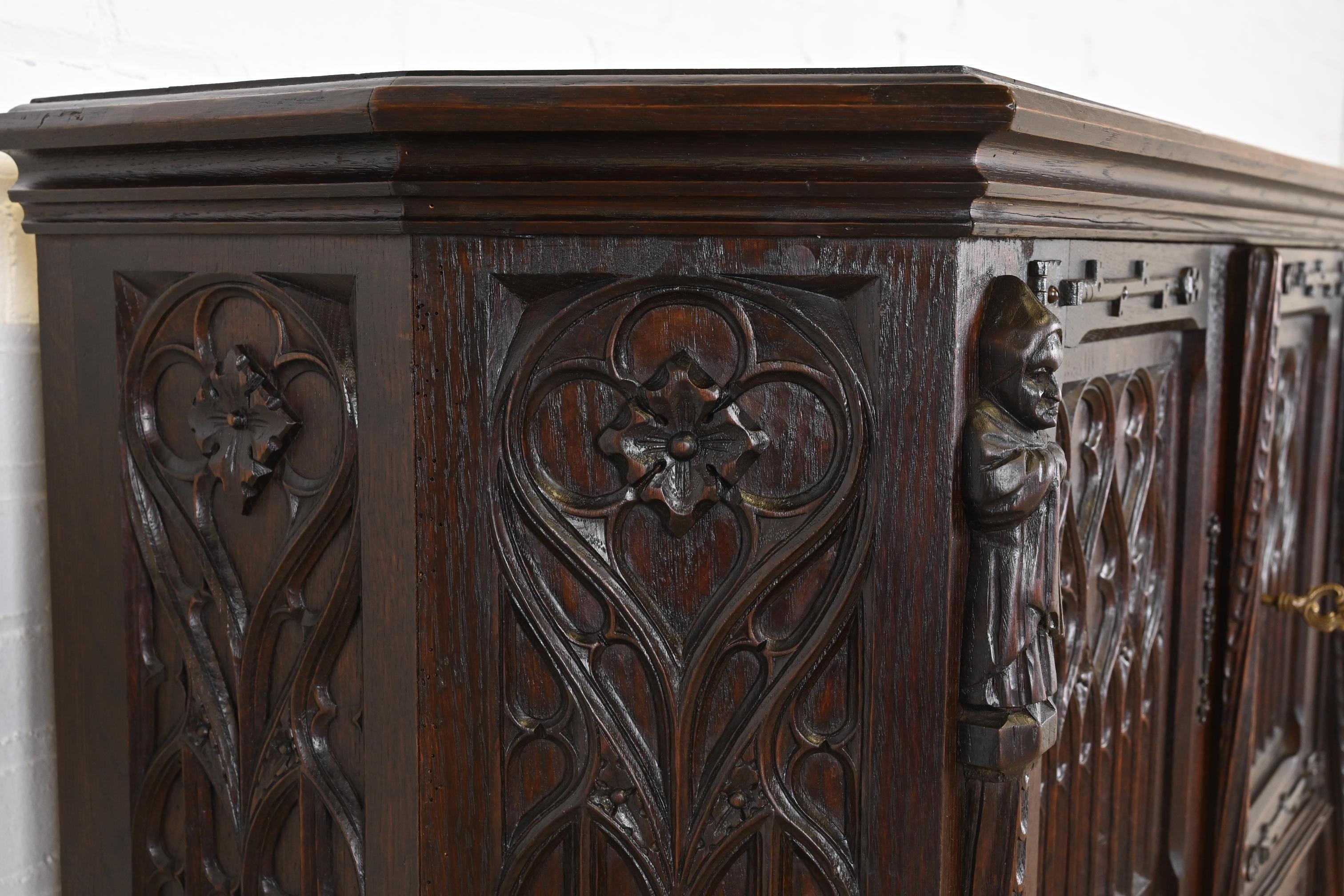 Paire d'armoires de bar en chêne foncé sculpté de style Revive gothique belge du 19e siècle en vente 3