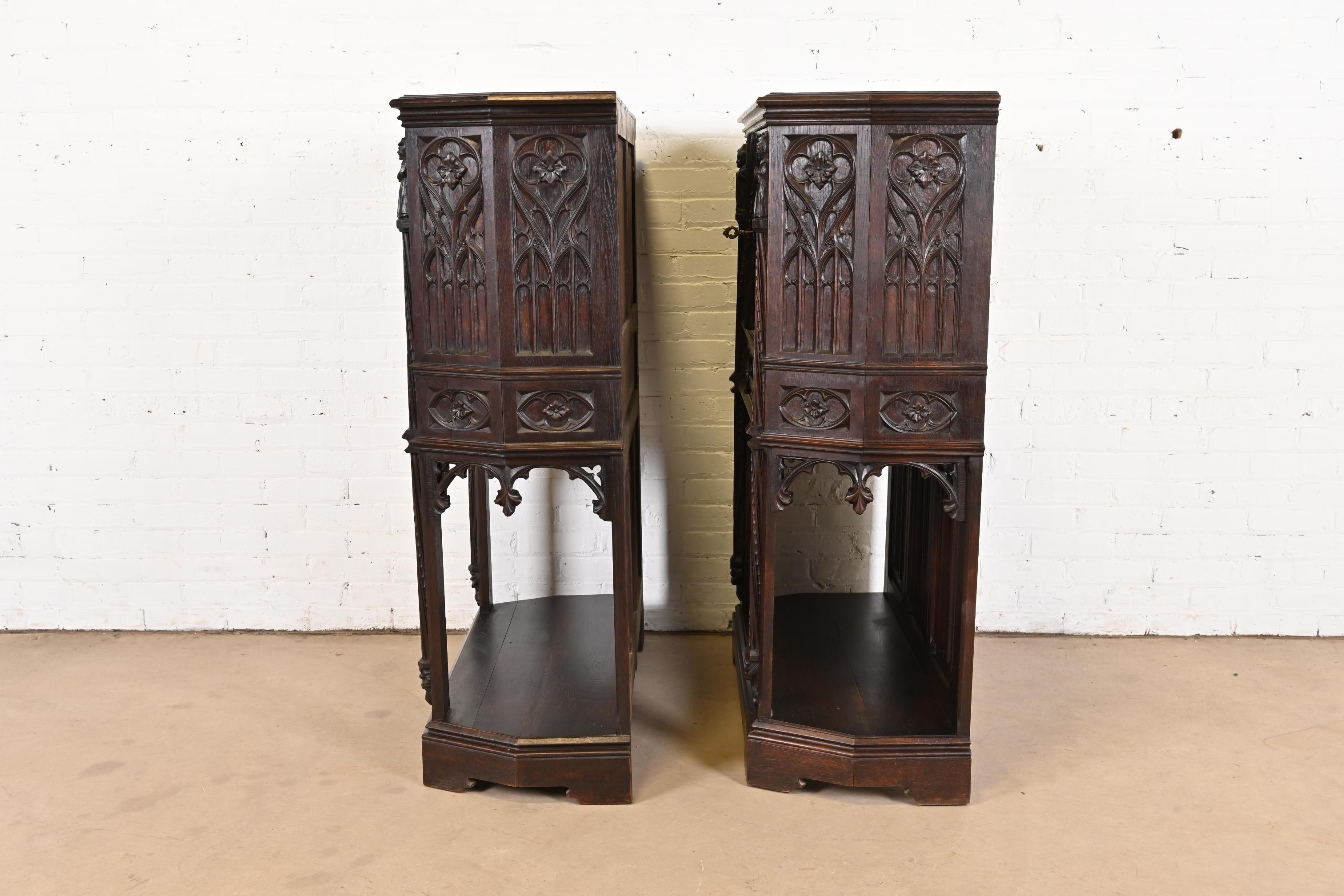 Paire d'armoires de bar en chêne foncé sculpté de style Revive gothique belge du 19e siècle en vente 10
