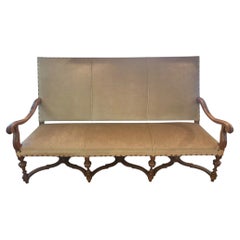 Belgisches Sofa im Louis-XIII-Stil aus dem 19. Jahrhundert, aus geschnitztem Eichenholz und mit Samt bezogen, mit hoher Rückenlehne