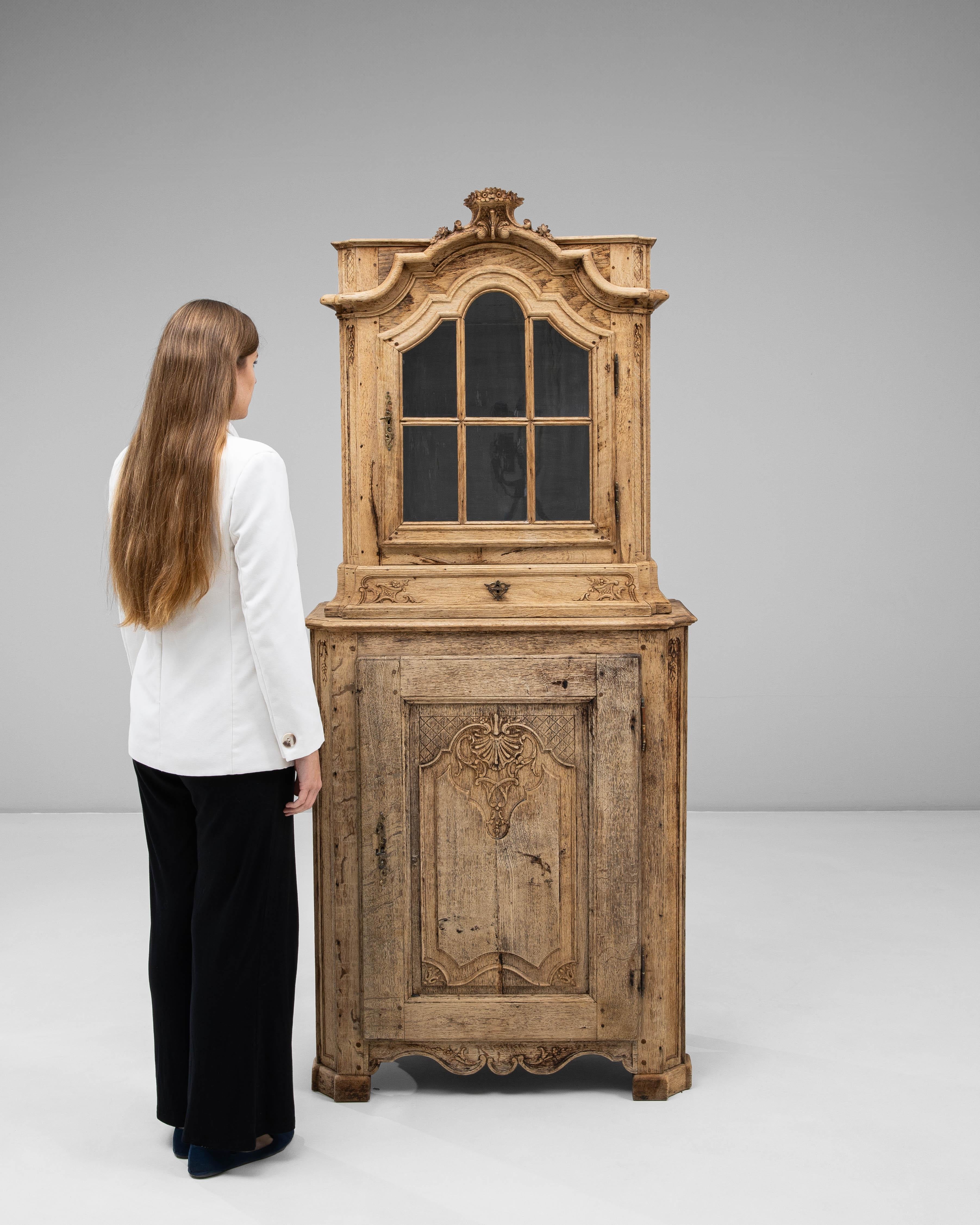 Gabinetto belga Luigi XV in Oak del XIX secolo In condizioni buone in vendita a High Point, NC