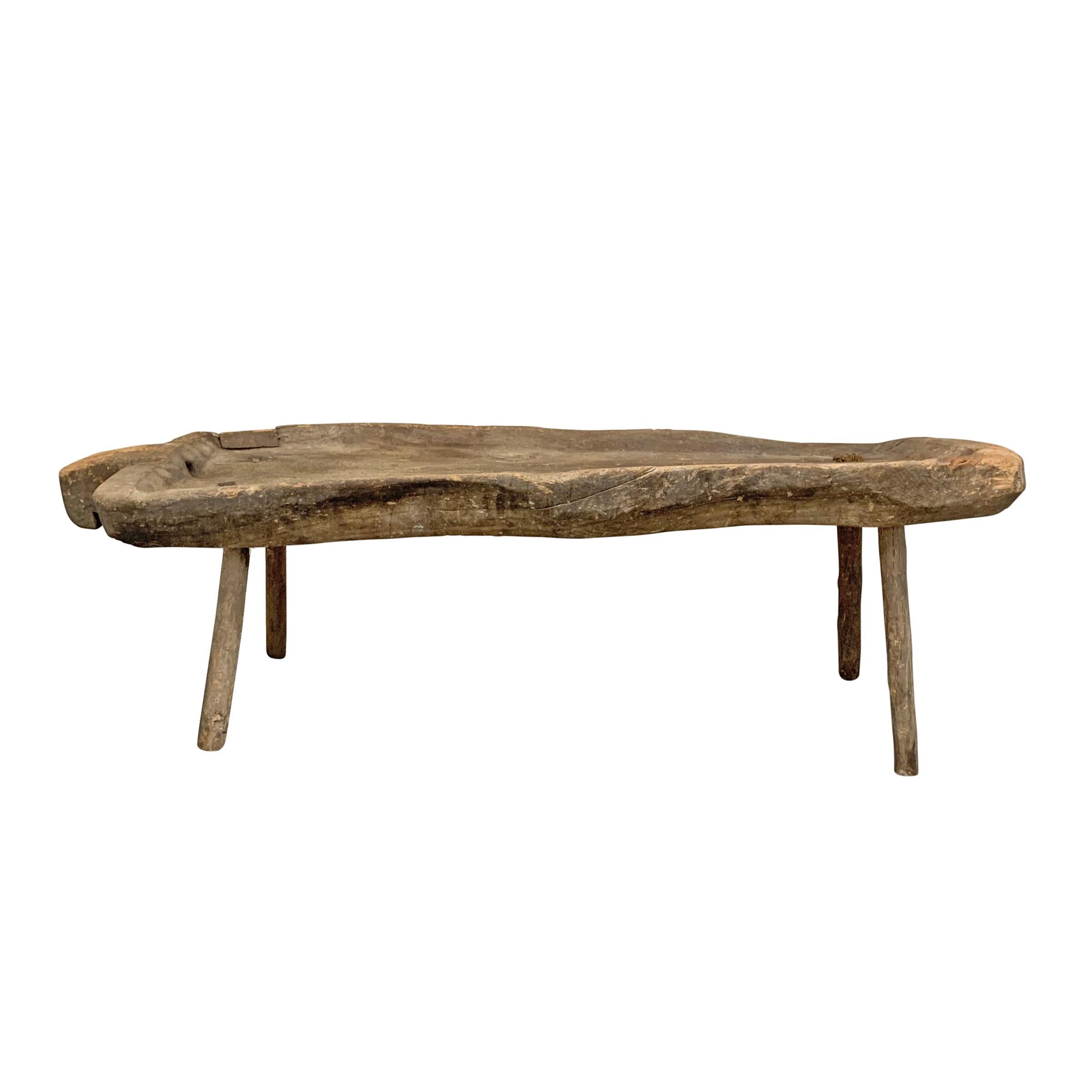 Une incroyable et séduisante table de boucherie belge primitive du XIXe siècle en sanglier, avec l'une des meilleures patines que nous ayons vues depuis longtemps. Le plateau de la table est sculpté dans une seule pièce de bois, avec un rebord sur