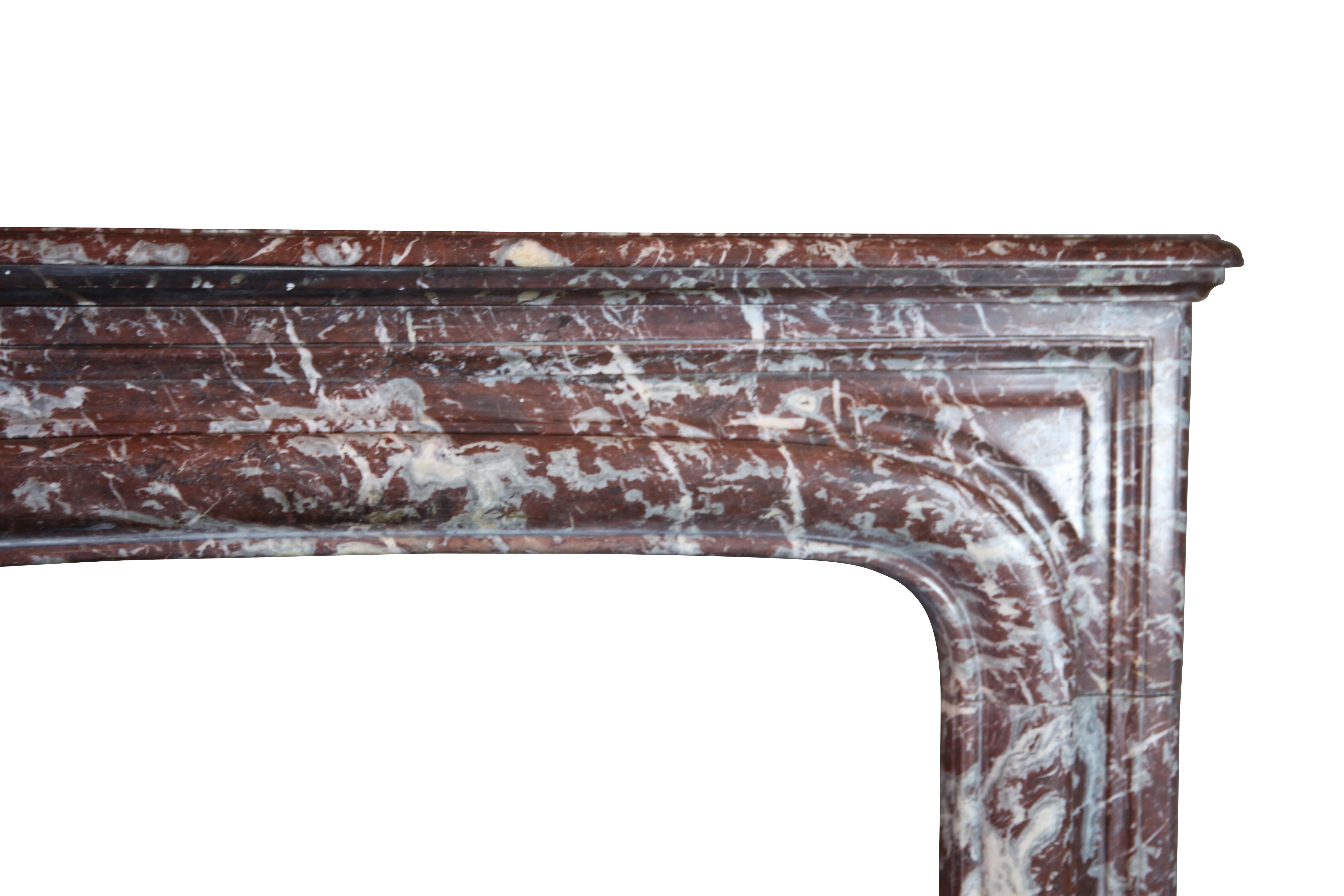 Cheminée vintage belge en marbre brun de style Louis XIV du 19ème siècle. Un design intemporel pour une expérience domestique unique.
Mesures :
136 cm de largeur extérieure 53,54 pouces
111 cm hauteur extérieure 43.7 pouces
96 cm de largeur