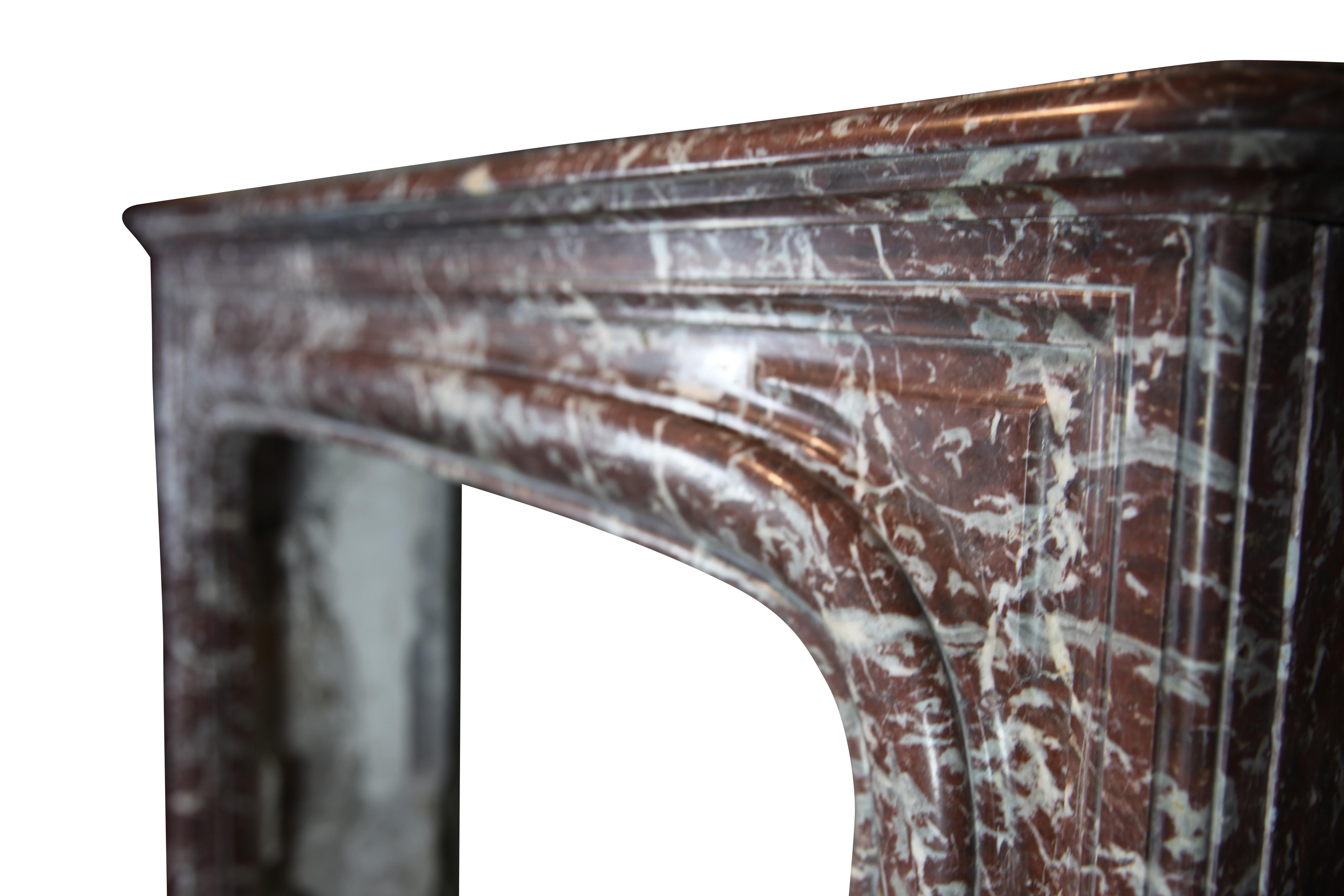 Sculpté à la main Cheminée en marbre Brown belge du 19e siècle en vente
