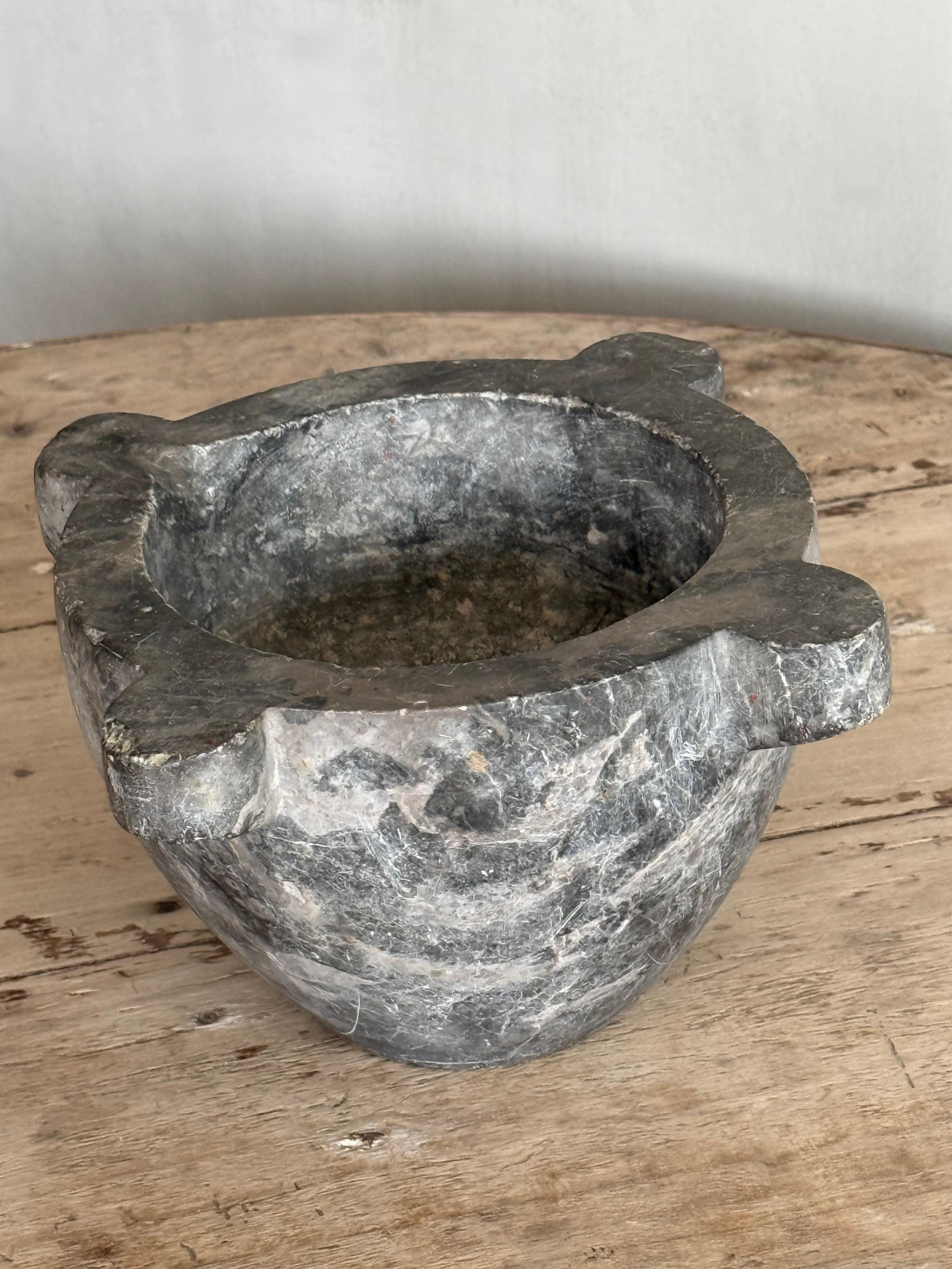 Malta belga del XIX secolo in un tipo di marmo eccezionalmente bello che ha il sottotono di una pietra blu belga con sfumature di colore più grigie.

In ottime condizioni, ha prestato servizio in una farmacia.

Spediamo in modo sicuro in tutto il