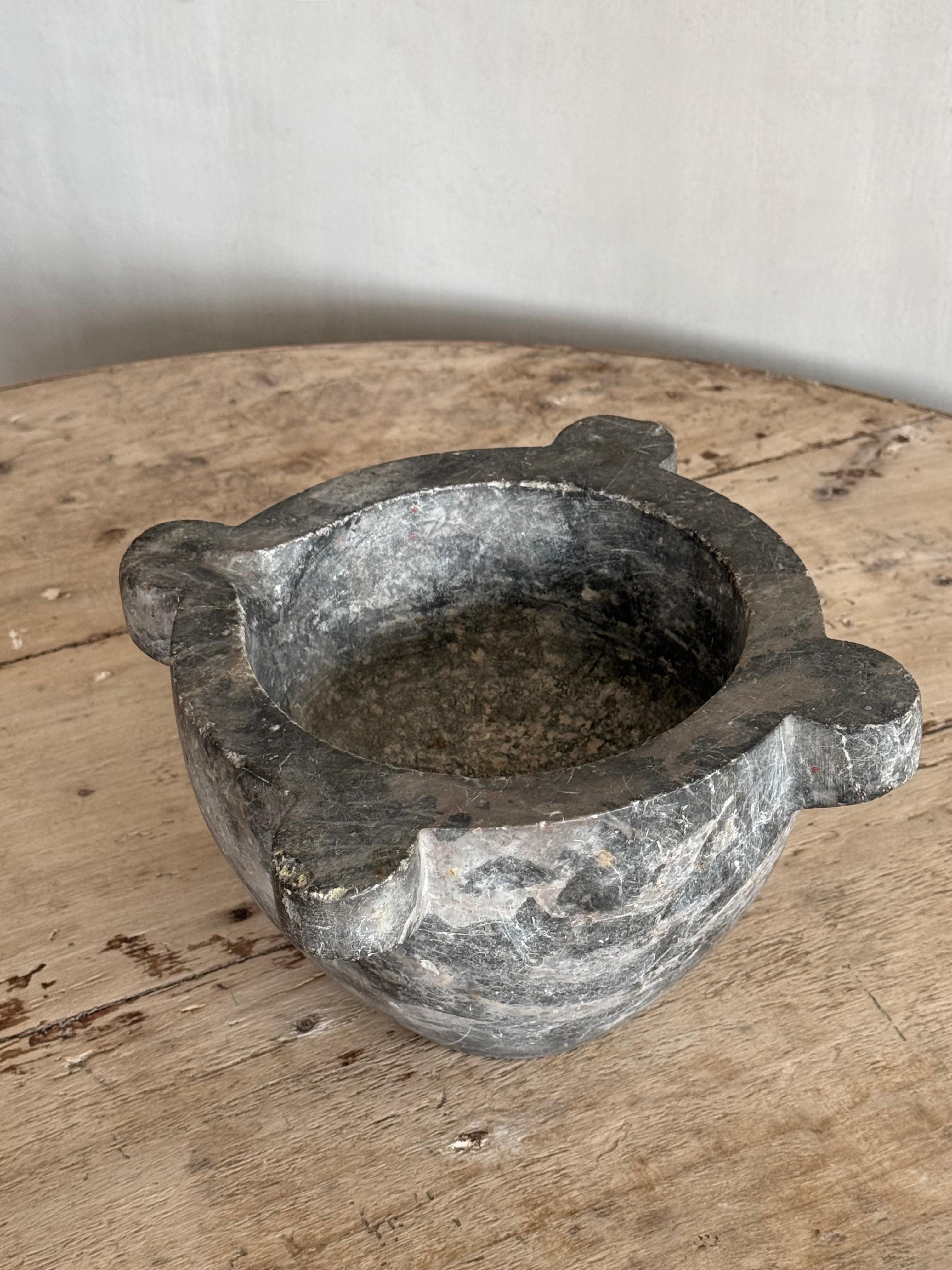 Rustico Mortaio di marmo belga del XIX secolo in vendita