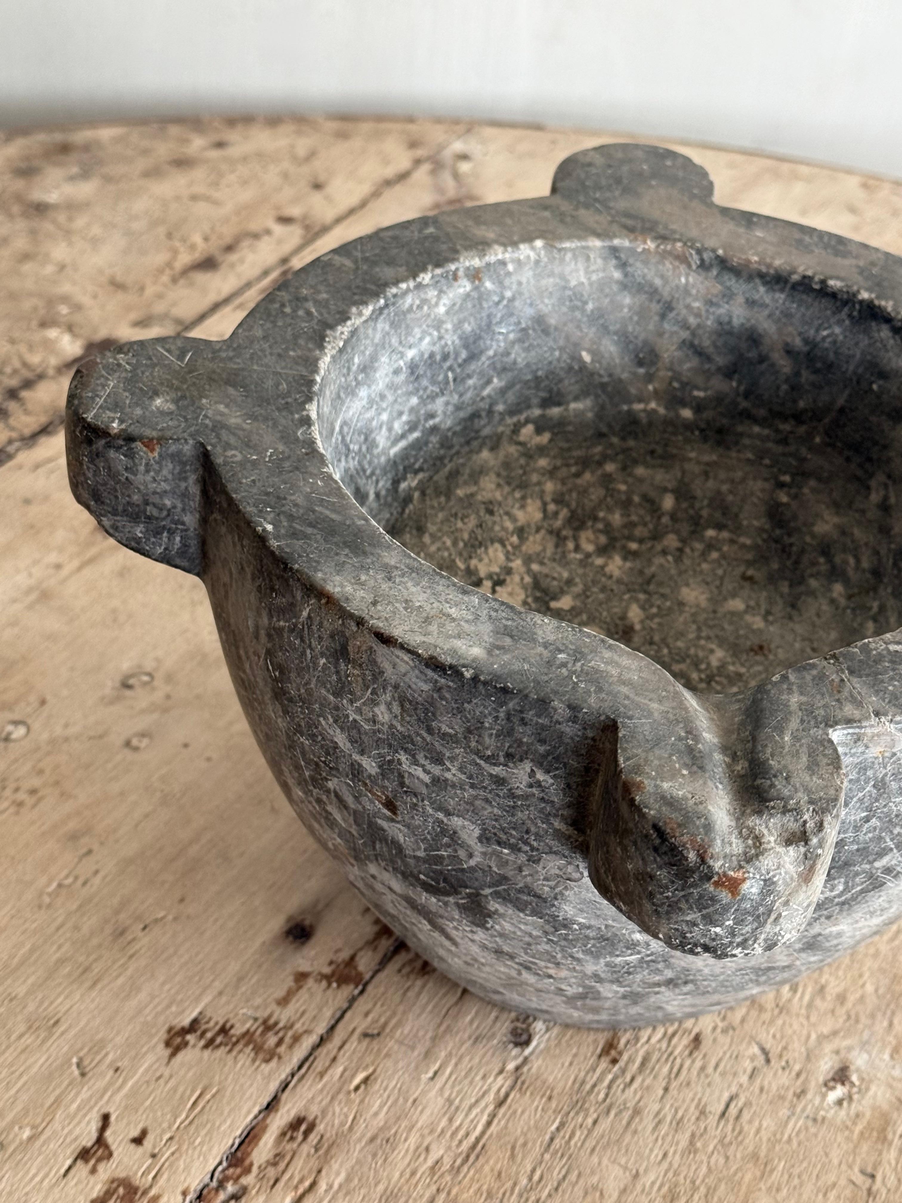 Intagliato a mano Mortaio di marmo belga del XIX secolo in vendita