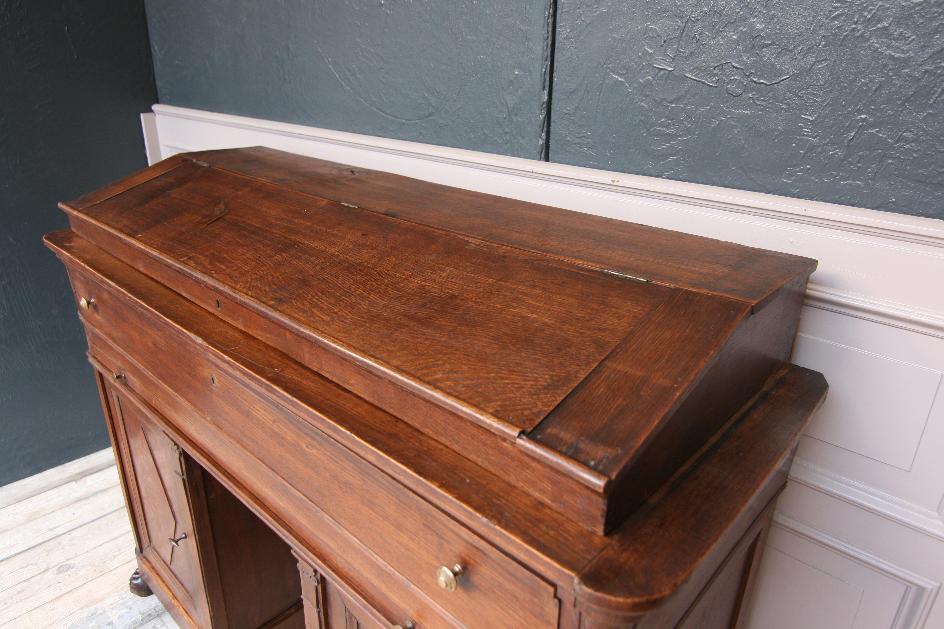 19th Century Belgian Notary Desk Made of Oak For Sale 10