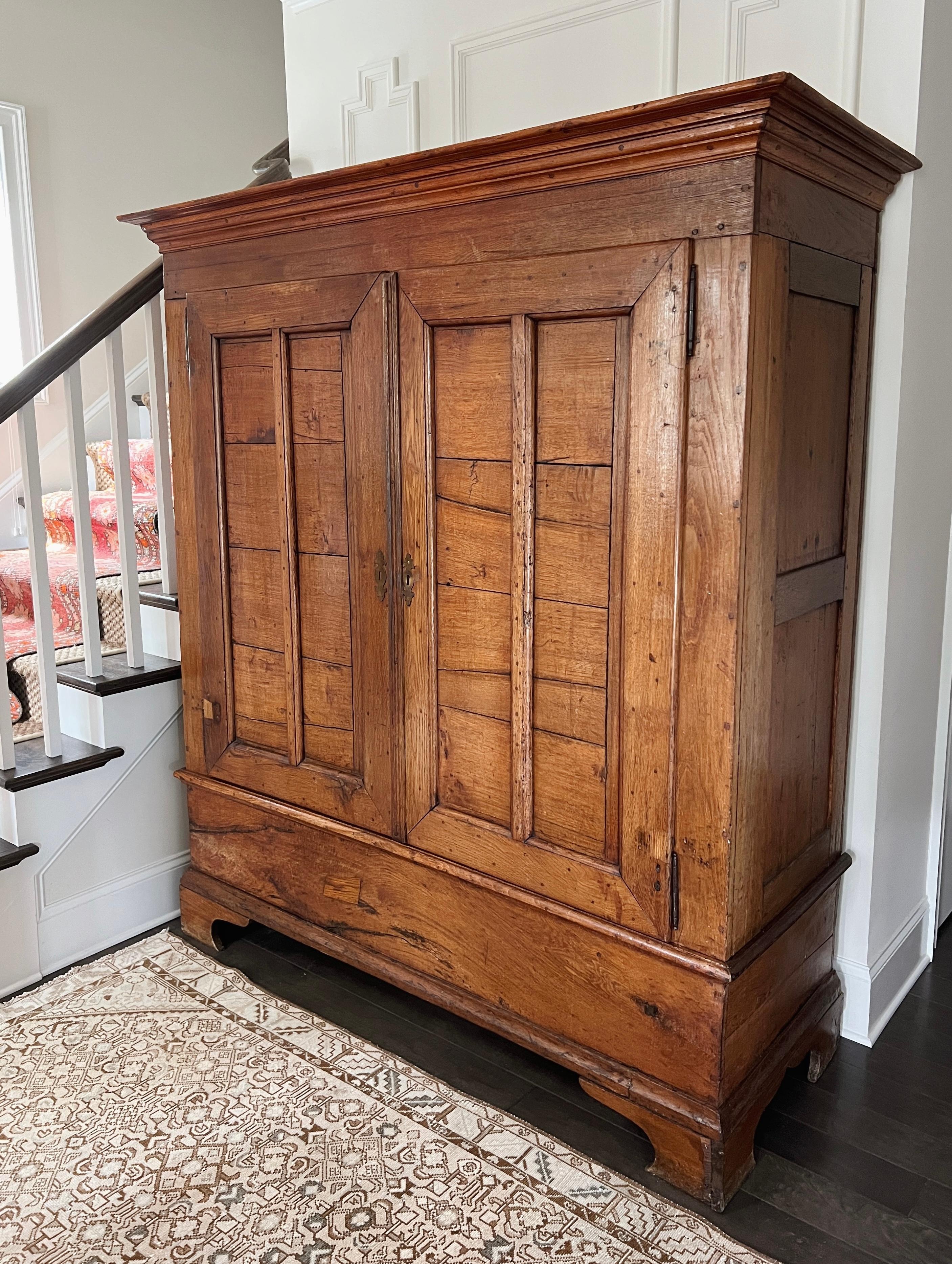 circa 19e siècle, Belgique.

Fabriquée en bois merveilleusement épais, cette grande armoire est tout simplement spectaculaire. La patine naturellement vieillie et chaude avec un riche veinage est visible sur toute la surface. 

La porte de