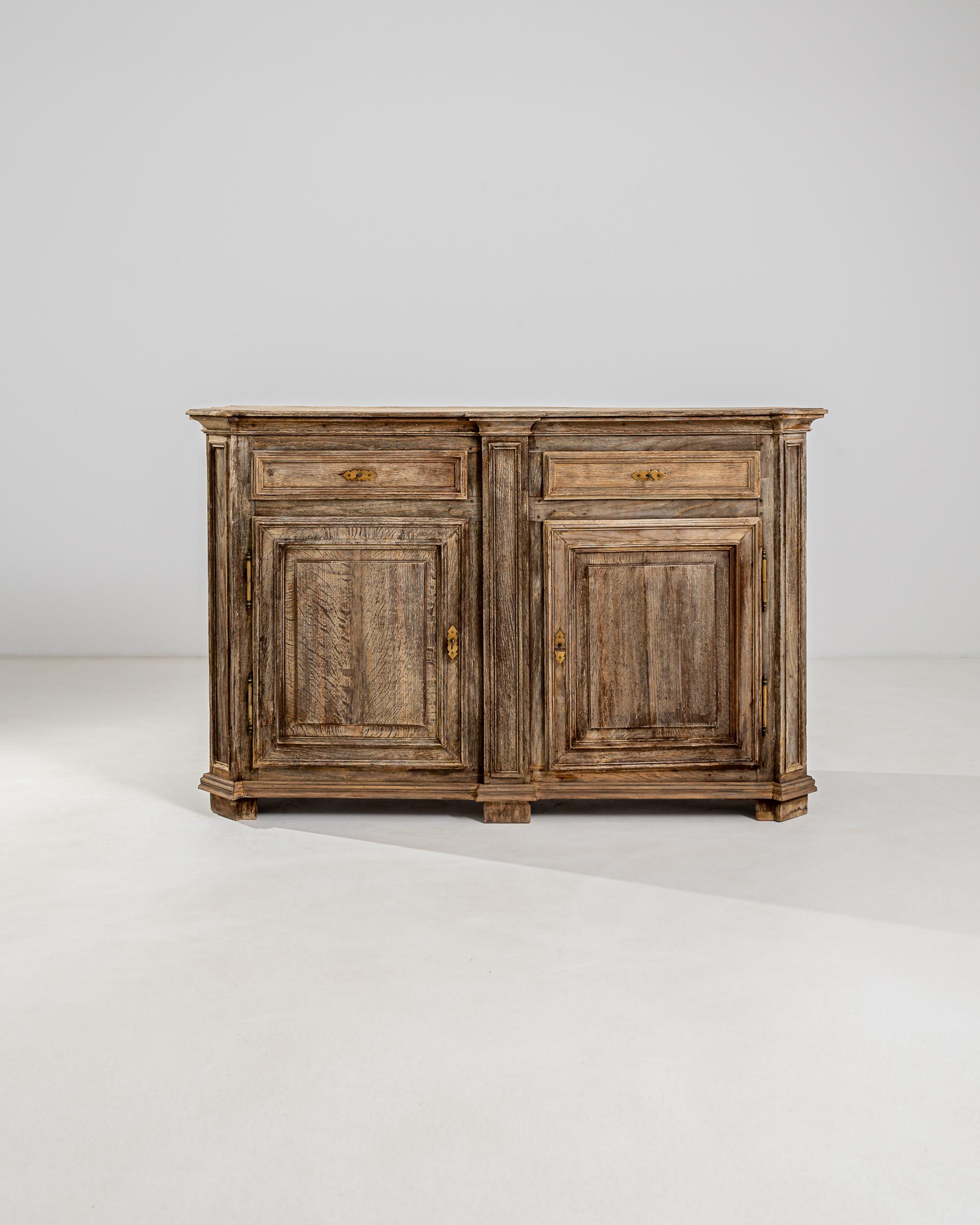 This provincial buffet strikes the perfect balance between rusticity and refinement. Made in Belgium in the 19th century, the organic finish of the carefully restored oak brings a vigorous air to this antique piece. Faceted corners and a handsome