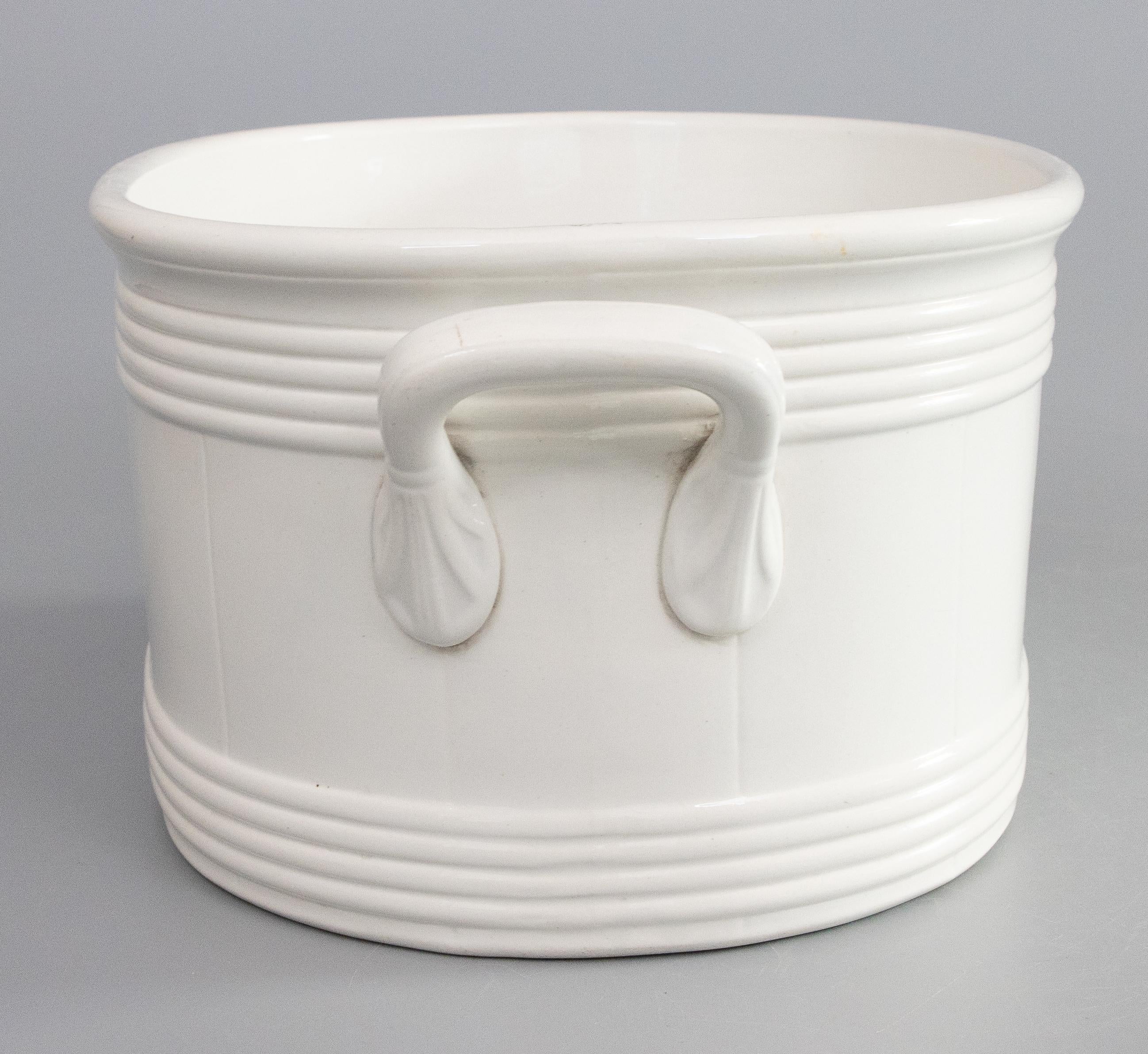 Eine seltene antike belgische Fußwanne aus weißem Eisenstein von Boch La Louviere, um 1880. Herstellermarke auf der Rückseite. Dieses schöne große Fußbad hat ein einfaches Design mit geriffelten Linien und charmanten Griffen und kann auch als