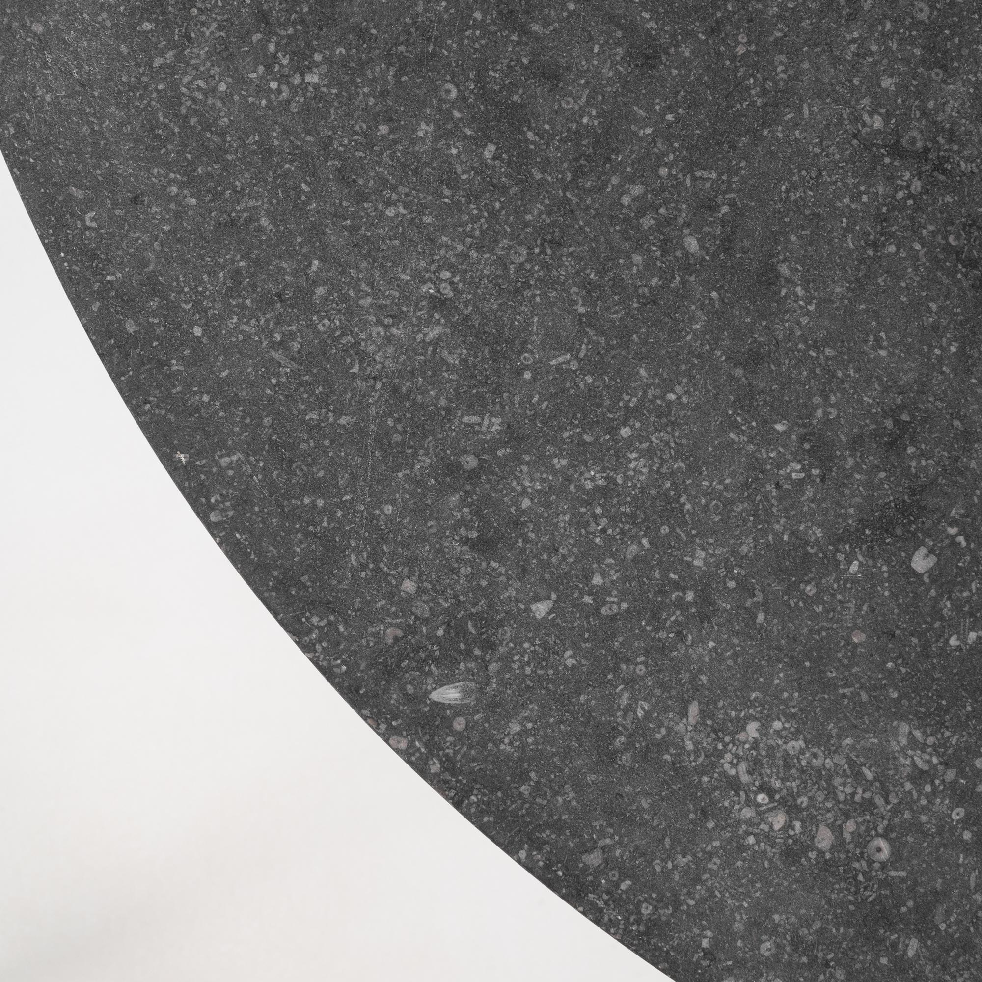 Mesa de centro de madera belga del siglo XIX patinada en negro con tapa de mármol en venta 5