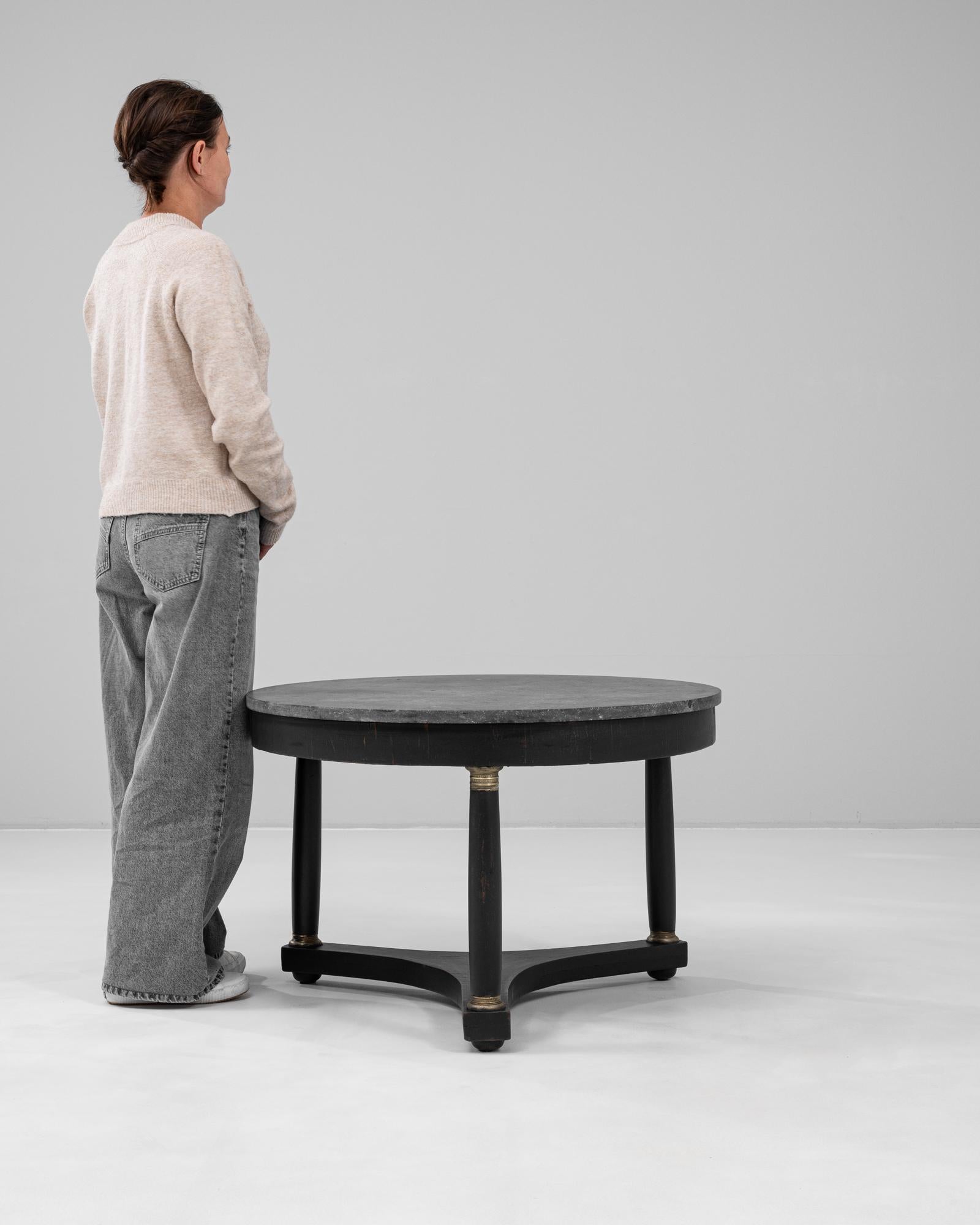 Mesa de centro de madera belga del siglo XIX patinada en negro con tapa de mármol Belga en venta