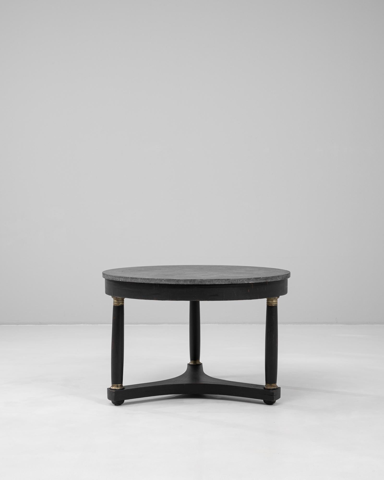 Mesa de centro de madera belga del siglo XIX patinada en negro con tapa de mármol en Bueno estado para la venta en High Point, NC
