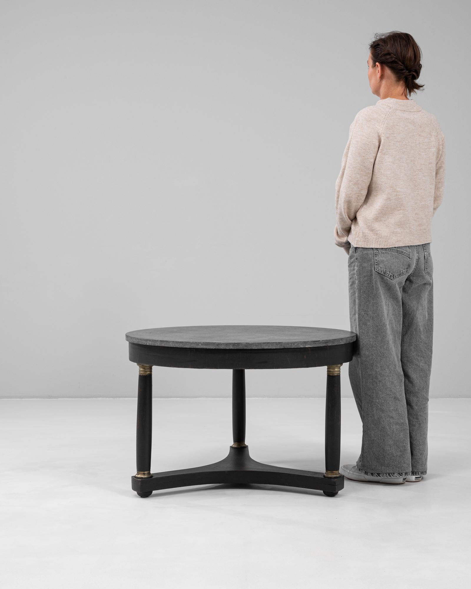 Mesa de centro de madera belga del siglo XIX patinada en negro con tapa de mármol Mármol en venta