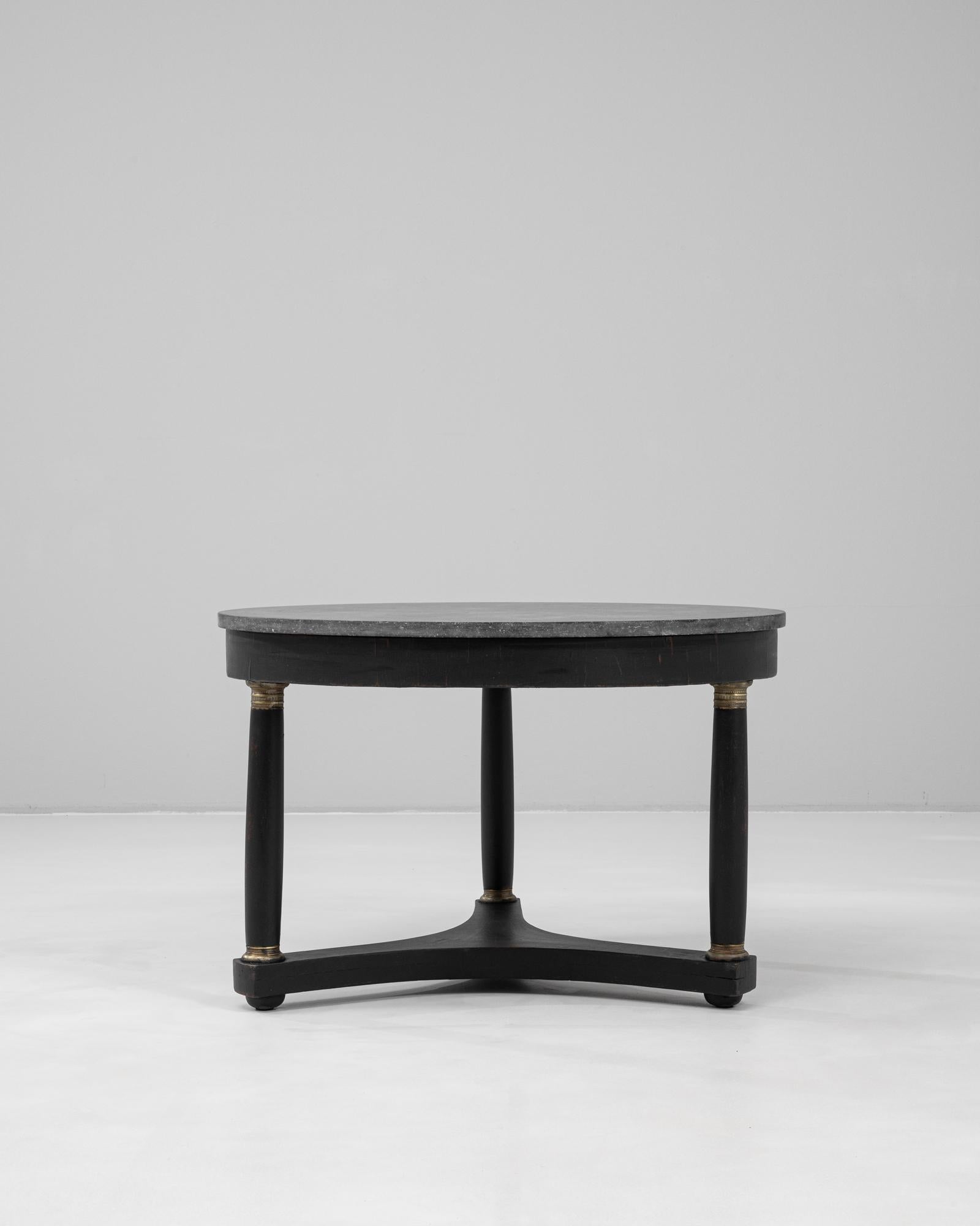 Mesa de centro de madera belga del siglo XIX patinada en negro con tapa de mármol en venta 1