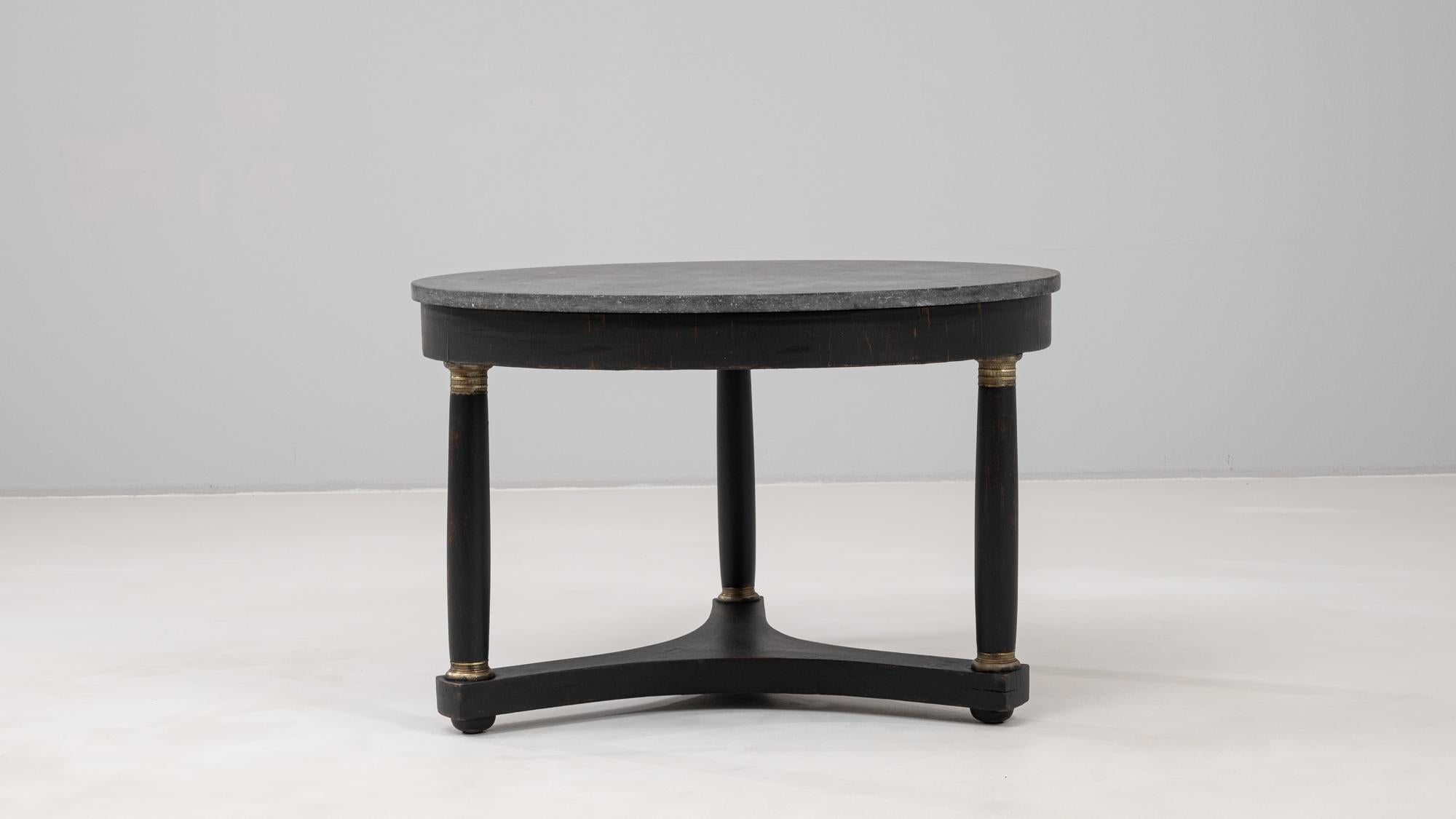 Mesa de centro de madera belga del siglo XIX patinada en negro con tapa de mármol en venta 2