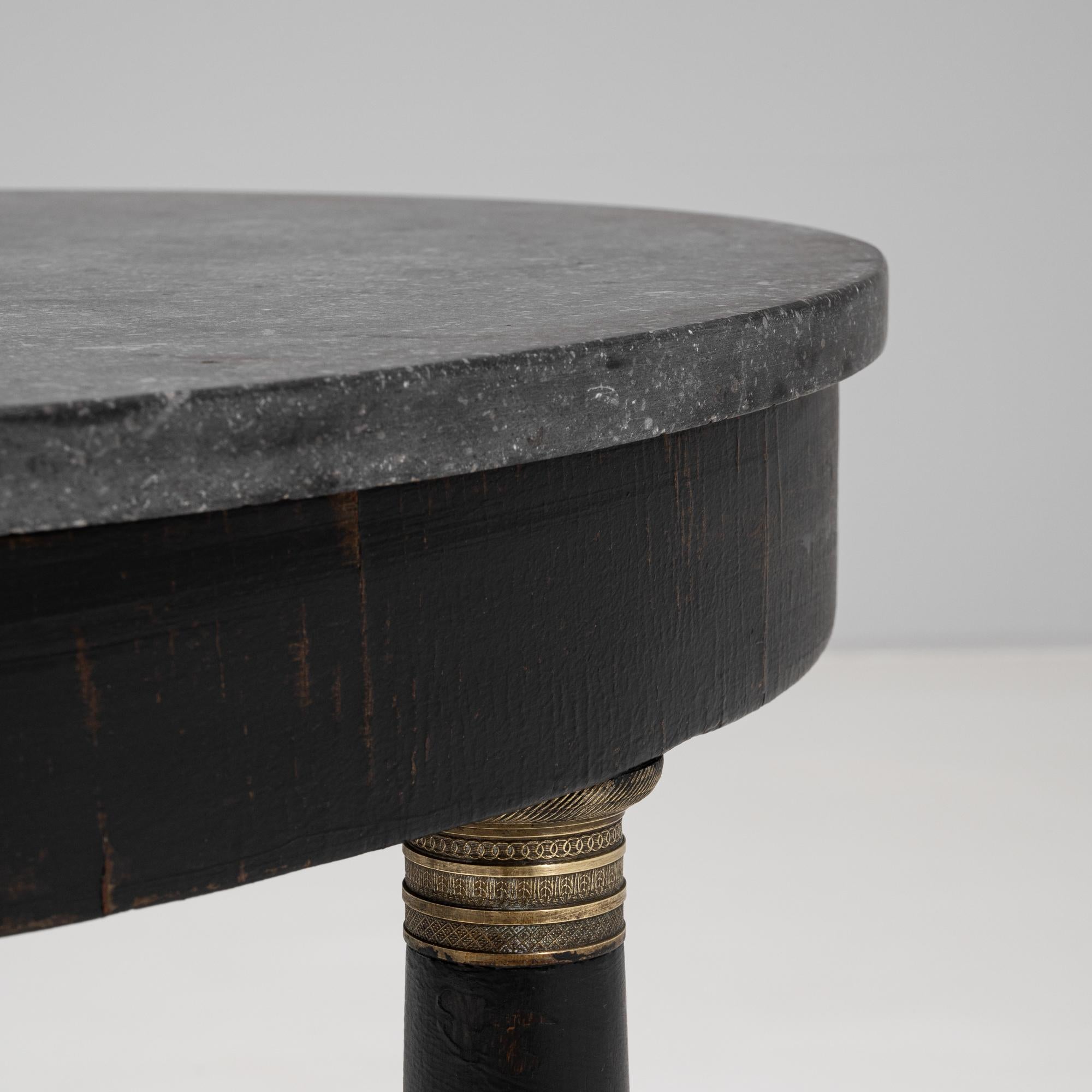 Mesa de centro de madera belga del siglo XIX patinada en negro con tapa de mármol en venta 3