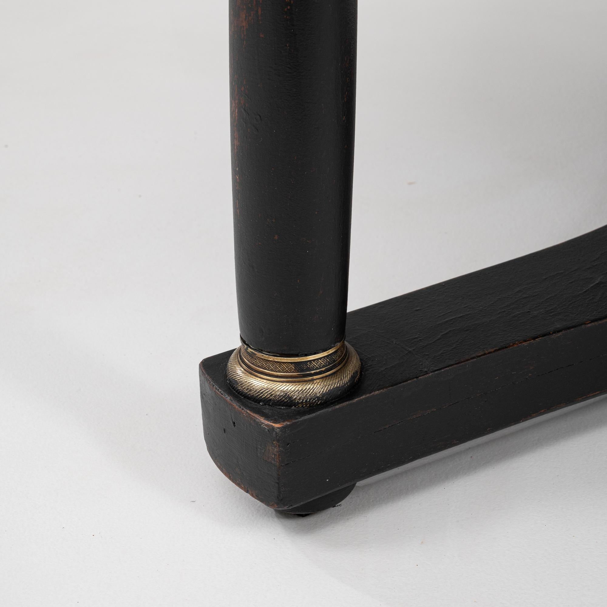 Mesa de centro de madera belga del siglo XIX patinada en negro con tapa de mármol en venta 4
